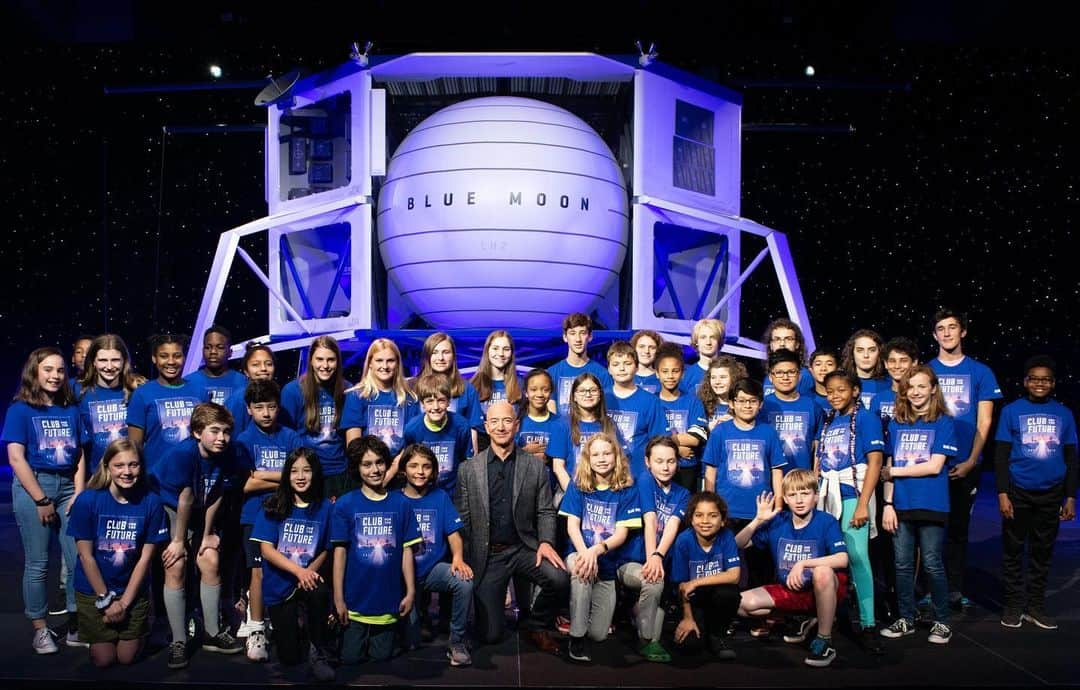 ジェフ・ベゾスさんのインスタグラム写真 - (ジェフ・ベゾスInstagram)「Blue Origin is building the infrastructure needed to unleash the next generation of dreamers. I met these young people today, and the future is in great hands. #BlueMoon @clubforfuture」5月10日 8時48分 - jeffbezos