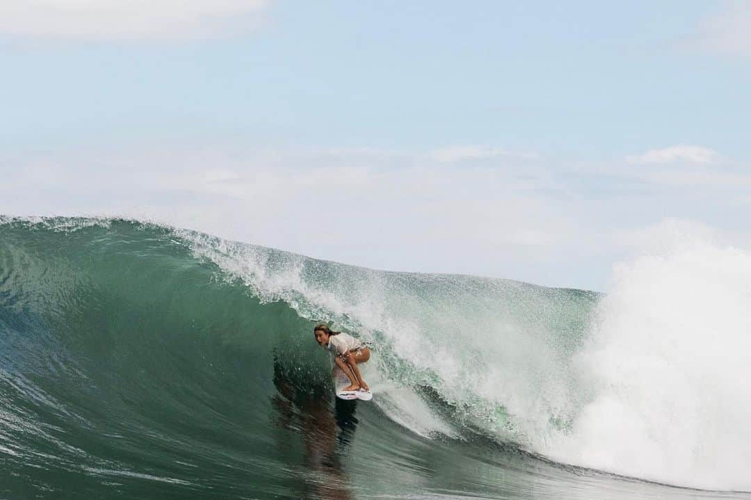 ニッキ・バン ダイクのインスタグラム：「The waves have been sooooo fun over here 🇮🇩 ahh is gooood to be back !!!! 💗💗💗💗💗 @_jackbarripp_」