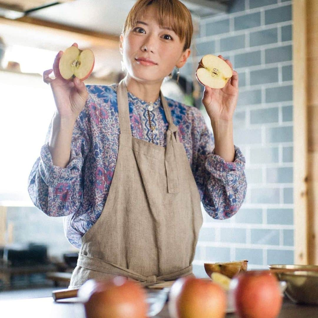 甲斐麻美さんのインスタグラム写真 - (甲斐麻美Instagram)「もう旬も終わりなフジリンゴをお砂糖無しでじ〜っくり！リンゴそのものの甘みが出るようにスパイスとバターソテーにしました。  ちなみに甘みの少ないリンゴでも加熱する事で甘くなります。  リンゴにお砂糖を使わなかったので、ちょっぴり甘くて冷たくて一緒に食べたら幸せになる〜  シナモンアイスクリームを作っておきました。 バターソテーのためだけに作りましたが、シナモンアイスクリームは、作っておくと豆乳で割ればシナモンシェイクになるし、ホットコーヒーや紅茶などを楽しくアレンジ出来ちゃいます。 パンケーキにバターソテーとシナモンアイスクリームを乗せて食べるのも最高です。  バターソテーに使ったスパイスはカルダモンとクローブ。 どちらも生活必需品！と言ってもいいくらいに我が家の食卓には無くてはならない存在です。  特にカルダモンは枕元に置いておきたいほど。。。 でも寝てる間に猫達が何するかわからないので我慢してます🤔  甘酸っぱくてスパイスの香りのするリンゴとシナモンアイスクリームのマリアージュ！ 是非食べてもらいたいな。  そういえば今年は沢山リンゴを食べました。 ただ切って食べるってのはほとんどせず、細切りにして人参や蕪とサラダにしたり、厚揚げで酢豚風の物に入れてみたり。  フルーツをデザートとしてだけ食べるのはもったいないなと改めて思ったり。  リンゴの可愛らしさがたまらなくて、庭にリンゴの木を植えたいなと妄想も膨らみます。  そうそう、「リンゴとねことわたし」 また違うバージョンがありました😆やっぱ合成みたいで面白い ◎フジリンゴのスパイスバターソテー ・リンゴ ・無塩バター(高千穂バターもしくはよつばバター) ・カルダモン ・クローブ 甘みが欲しい方は、プラスきび砂糖をオススメします。 ◎シナモンアイスクリーム ・生クリーム ・平飼い有精卵(卵は絶対に質の良いものを) ・きび砂糖 ・シナモンパウダー  次はどんな野菜や果物がときめきをくれるかな😊  #〇〇とわたし #リンゴとわたし  #リンゴ #リンゴとわたし #〇〇とわたし#Apple #fruits #me #delistagram #delistagrammer #food #art #vegitable #フードスタグラム #フルーツ #homemade #myhome #vintage #インド綿ワンピース #ときめき #sparkjoy #キッチン #kitchen #love #husbandphotographer #嫁グラフィー #DIY #ねことわたし  #猫のいる暮らし #甲斐麻美 #🍎」5月10日 8時56分 - kaico_asami