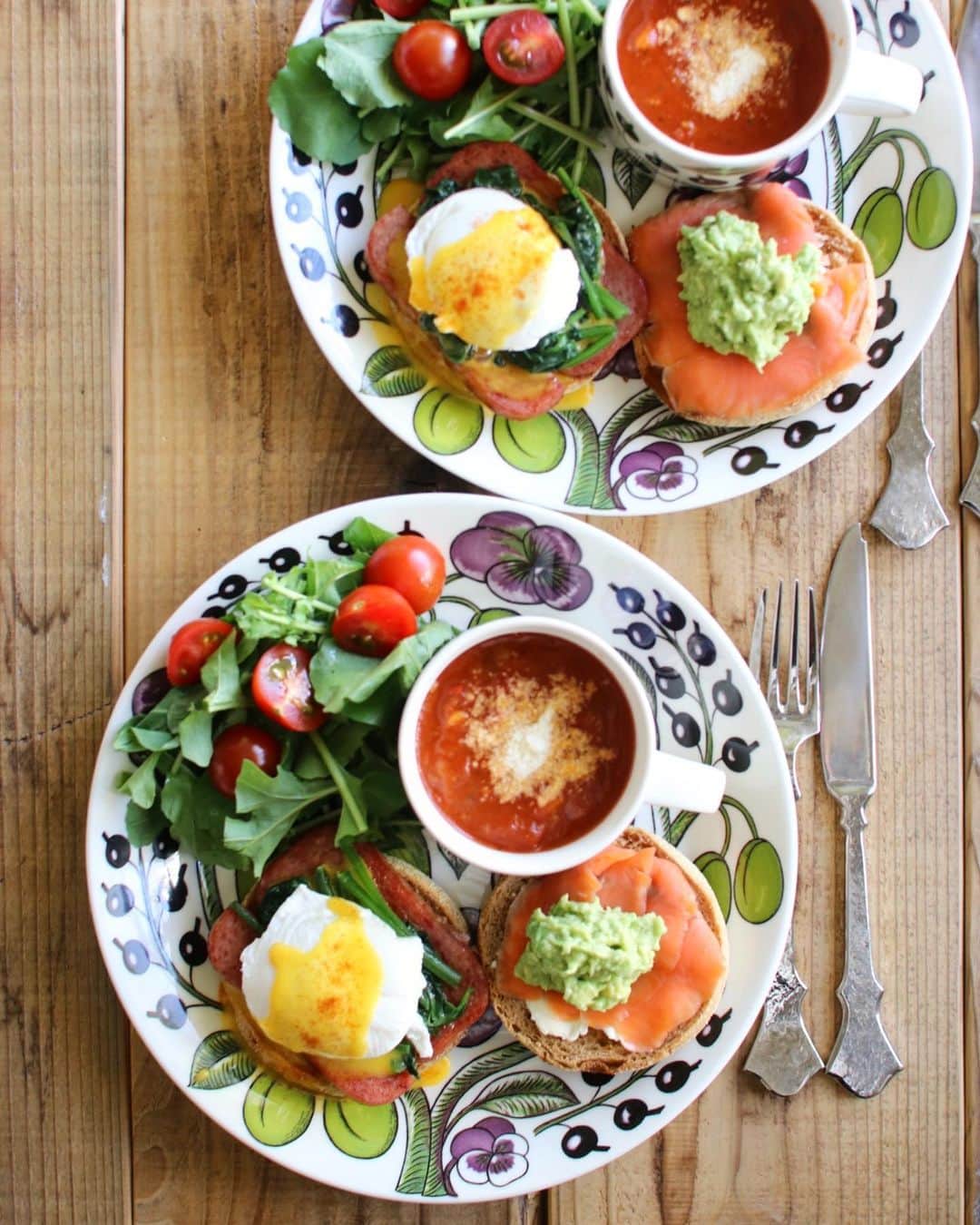 Atsukoさんのインスタグラム写真 - (AtsukoInstagram)「Today's breakfast 2019.05.10 ･ ･ エッグベネディクト サーモンクリチのアボガドディップのせ トマトのスープ ルッコラとトマトのサラダ ･ ･ 久しぶりのエッグベネディクト。 これ食べるとホントにハワイ行きたくなるー🤣🤣 いつもそうなのだが、しつこいので2個は食べられず。なので2個作って娘と半分こ。 やっぱりしつこいから、1個が限界だよねーって娘に言ったら、 ･ ･ いや、私は2個行ける！ と。 ･ ……。 ･ ･ 若いって素晴らしい👏🏻 ･ ･ サーモンクリチのオープンサンドの方が個人的には美味しかったかも。笑 ･ ･ 今回はPascoの糖質控えめのマフィン使ってみたけど美味しかった。 また買ってこよー。 ちなみに マフィン→スパム→ほうれん草のソテー→ポーチドエッグ→オランディーヌソース→パプリカ の順になっております。」5月10日 8時58分 - sakuracafe001