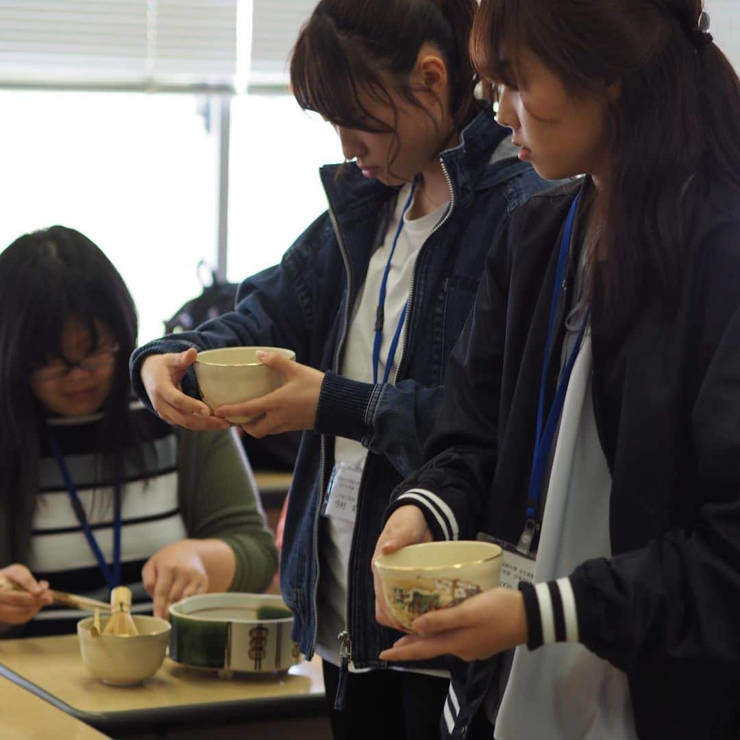 福岡女子短期大学さんのインスタグラム写真 - (福岡女子短期大学Instagram)「@文化教養学科 「日本の伝統文化🌼」を学ぶ文化教養学科🎀では、1年生科目に「茶道🍵」を学ぶ講義📙があります。 . この講義では、伝統的な日本文化🌱のひとつ『茶道』の歴史や関連する様々な文化的事象について、講義✍️と実践的な実技を学びます。 . 茶道の知識や実践的学習を通して、伝統的な日本文化を、ひとりの社会人として、どのように尊重し、役立てていくかを学生一人ひとりが考えていきます🍀 . #茶道 #日本文化 #美意識 #福岡女子短期大学 #福女短 #福岡県 #太宰府市 #司書の卵 #国語の先生 #女子力 #日本の美 #日本の文化 #伝統文化 #和 #茶道教室 #茶の湯 #茶会 #茶道具 #花 #文化教養学科 #福岡女子短期大学文化教養学科 #短大生 #鮮やか #進路 #華やか #福岡の女子短期大学 #季節の花 . ========[ 資料請求 ]======== ． 新しい福岡女子短期大学の資料請求（2020大学案内）を無料送付中です。本学ホームページからお気軽に申し込みください。 . 子ども学科/健康栄養学科 音楽科/文化教養学科 ． 福岡女子短期大学 住所：‪‪福岡県太宰府市五条四丁目16番1号‬‬ tel：‪‪092-922-4034‬‬（代表）」5月10日 9時12分 - fukuoka_wjc