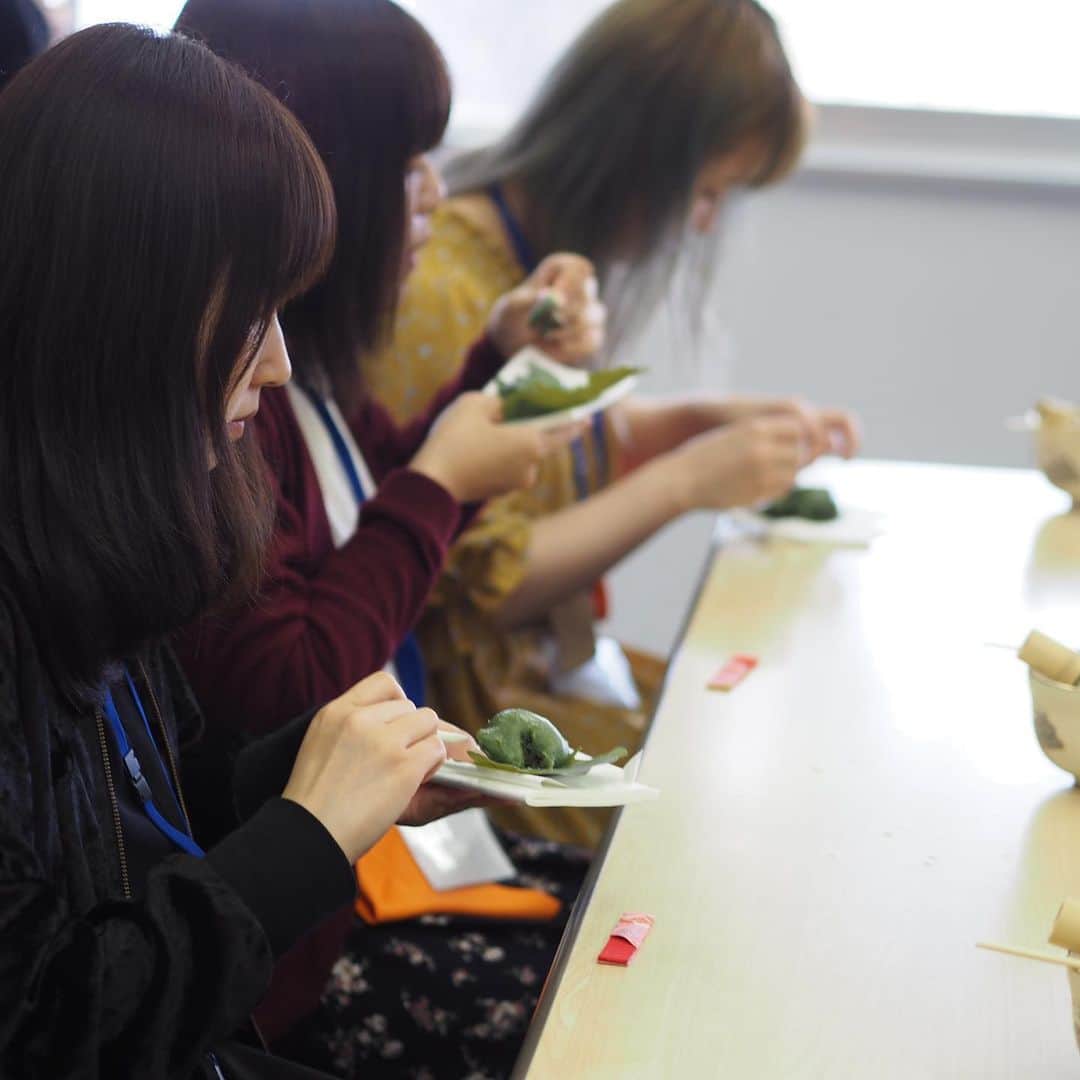 福岡女子短期大学さんのインスタグラム写真 - (福岡女子短期大学Instagram)「@文化教養学科 「日本の伝統文化🌼」を学ぶ文化教養学科🎀では、1年生科目に「茶道🍵」を学ぶ講義📙があります。 . この講義では、伝統的な日本文化🌱のひとつ『茶道』の歴史や関連する様々な文化的事象について、講義✍️と実践的な実技を学びます。 . 茶道の知識や実践的学習を通して、伝統的な日本文化を、ひとりの社会人として、どのように尊重し、役立てていくかを学生一人ひとりが考えていきます🍀 . #茶道 #日本文化 #美意識 #福岡女子短期大学 #福女短 #福岡県 #太宰府市 #司書の卵 #国語の先生 #女子力 #日本の美 #日本の文化 #伝統文化 #和 #茶道教室 #茶の湯 #茶会 #茶道具 #花 #文化教養学科 #福岡女子短期大学文化教養学科 #短大生 #鮮やか #進路 #華やか #福岡の女子短期大学 #季節の花 . ========[ 資料請求 ]======== ． 新しい福岡女子短期大学の資料請求（2020大学案内）を無料送付中です。本学ホームページからお気軽に申し込みください。 . 子ども学科/健康栄養学科 音楽科/文化教養学科 ． 福岡女子短期大学 住所：‪‪福岡県太宰府市五条四丁目16番1号‬‬ tel：‪‪092-922-4034‬‬（代表）」5月10日 9時12分 - fukuoka_wjc