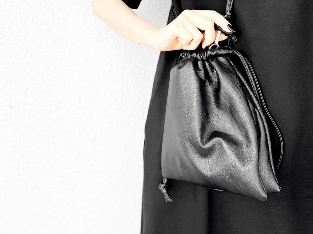 lve_xxxxのインスタグラム：「.﻿ .﻿ 一番使ってるBAG🙆‍♀️﻿ ショルダー 肩掛け 巾着の3way!﻿ ﻿ @lveu.official ﻿ ☑︎ 2way drawstring shoulder bag﻿ ﻿ 本日 19時入荷です🛒﻿ Check please✧﻿ ﻿ #drawstringshoulderbag﻿ #2way #3way #LVEU. #ラブユ﻿ ﻿」