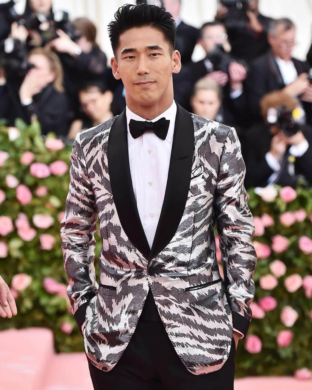 小林直己さんのインスタグラム写真 - (小林直己Instagram)「The Met gala.  Thank you  @condenast , @voguemagazine and @metcostumeinstitute and I also appreciate @tomford for this beautiful jacket.  #naokikobayashi #metgala2019 #metgala #themet #tomford #condenast #annawintour #voguemagazine #vogue #asian #actor  #Repost @tomford ・・・ @naokikobayashi_works wore a TOM FORD black and silver zebra Atticus cocktail jacket to the 2019 Met Gala and a lavender iridescent Atticus suit to the Met Gala after parties. #TOMFORD #MetGala」5月10日 9時21分 - naokikobayashi_works