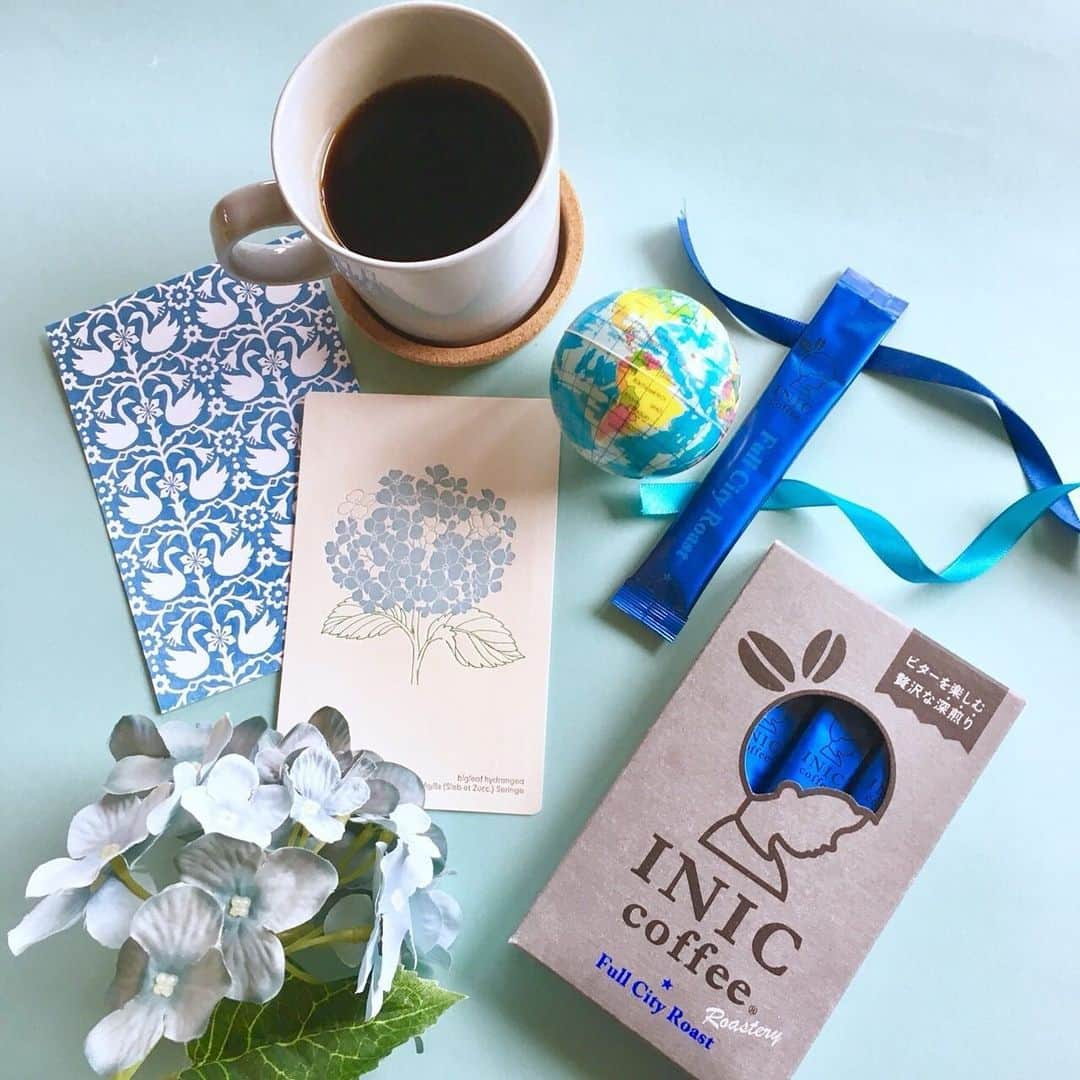 INIC coffeeさんのインスタグラム写真 - (INIC coffeeInstagram)「今週末は母の日。 * お花を用意したらそれにINICを添えてプレゼントしませんか＾＾ * 中でもオススメなのは＜Roasteryシリーズ＞。 とっても手軽だけど、本格味を楽しめるので、忙しいお母さんにもぴったり。 * 日頃の感謝とともに、少しでもゆったりとした時間を過ごして欲しいという気持ちを伝えて下さい♩ * ▼スペシャリティコーヒー INIC Roastery Full City Roast https://www.inic-market.com/SHOP/4560466071779.html  #iniccoffee #inic #イニック #イニックコーヒー #coffee_inst #coffee #coffeetime #☕️ #コーヒー #珈琲  #母の日 #母の日プレゼント #母の日のプレゼント #母の日ギフト #焙煎 #本格コーヒー」5月10日 9時13分 - iniccoffee