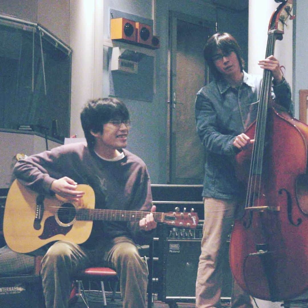 岸田繁さんのインスタグラム写真 - (岸田繁Instagram)「このギターもコントラバスも、この人たちもまだまだ現役。」5月10日 9時15分 - kishidashigeru