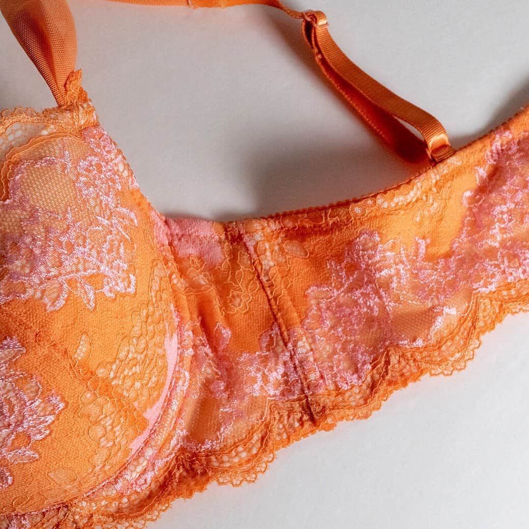 BradelisNewYork/ブラデリスニューヨークのインスタグラム：「. Ruby…lace . 繊細なコード糸と光沢が美しいレースを バックにまで使い、どこから見ても華やか✨ . . . #bradelisnewyork#bradelis#newyork#ブラデリス#ニューヨーク#ブラデリスニューヨーク#育乳#補整#ボディメイク#美意識#女子力#育尻#桃尻#ヒップメイク」