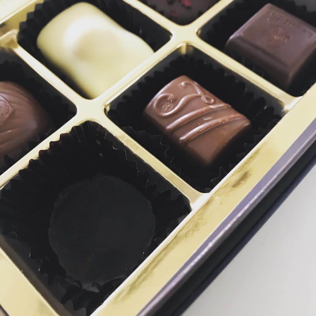 田中ウルヴェ京さんのインスタグラム写真 - (田中ウルヴェ京Instagram)「おー どぁいこうぶつのレオニダスもらった！ うれしい！ でもダンナに自分の一番好きなチョコとられた。ううう。 My favorite chocolates, Leonidas.😍 My husband took my favorite...😭🤣 #れおにだす #leonidaschocolate」5月10日 9時29分 - miyako.tanaka.oulevey