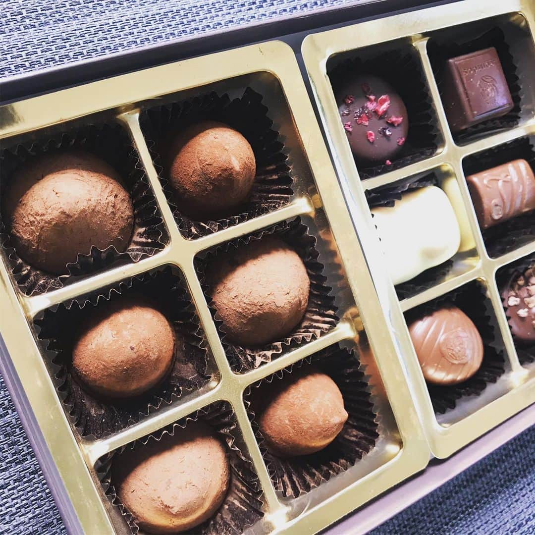 田中ウルヴェ京さんのインスタグラム写真 - (田中ウルヴェ京Instagram)「おー どぁいこうぶつのレオニダスもらった！ うれしい！ でもダンナに自分の一番好きなチョコとられた。ううう。 My favorite chocolates, Leonidas.😍 My husband took my favorite...😭🤣 #れおにだす #leonidaschocolate」5月10日 9時29分 - miyako.tanaka.oulevey