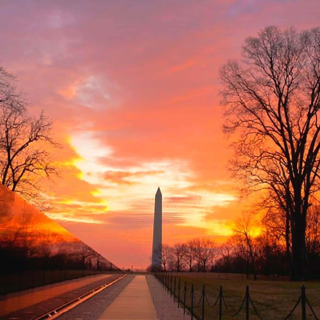 アメリカ内務省さんのインスタグラム写真 - (アメリカ内務省Instagram)「Sunrise on the #NationalMall (@nationalmallnps) is a special time. In the heart of a bustling city, walking the paths of hallowed war memorials and watching colors streak the sky above the Washington Monument feels peaceful and solemn. It offers a connection to history that few other places can evoke. Inspired by the brilliance and bravery of our patriots and leaders, it’s easy to be deeply moved by reading their words and remembering their stories. Photo from the #VietnamVeteransMemorial by #NationalPark Service. #WashingtonDC #travel #FindYourPark #usinterior」5月10日 9時25分 - usinterior