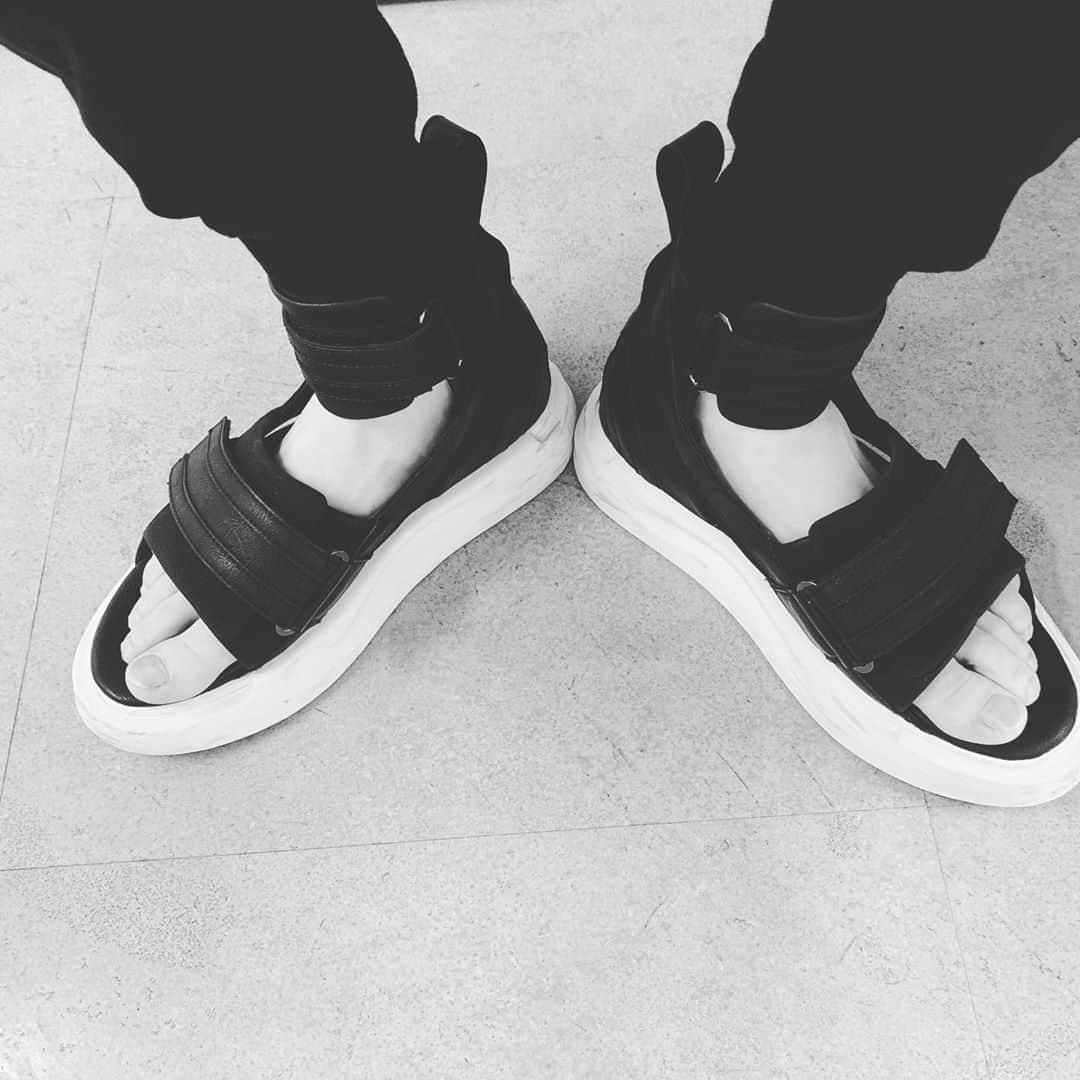 荒木宏文さんのインスタグラム写真 - (荒木宏文Instagram)「ここ最近靴下履くのも面倒臭い🧦 #サンダル」5月10日 9時25分 - araki_hiro0614