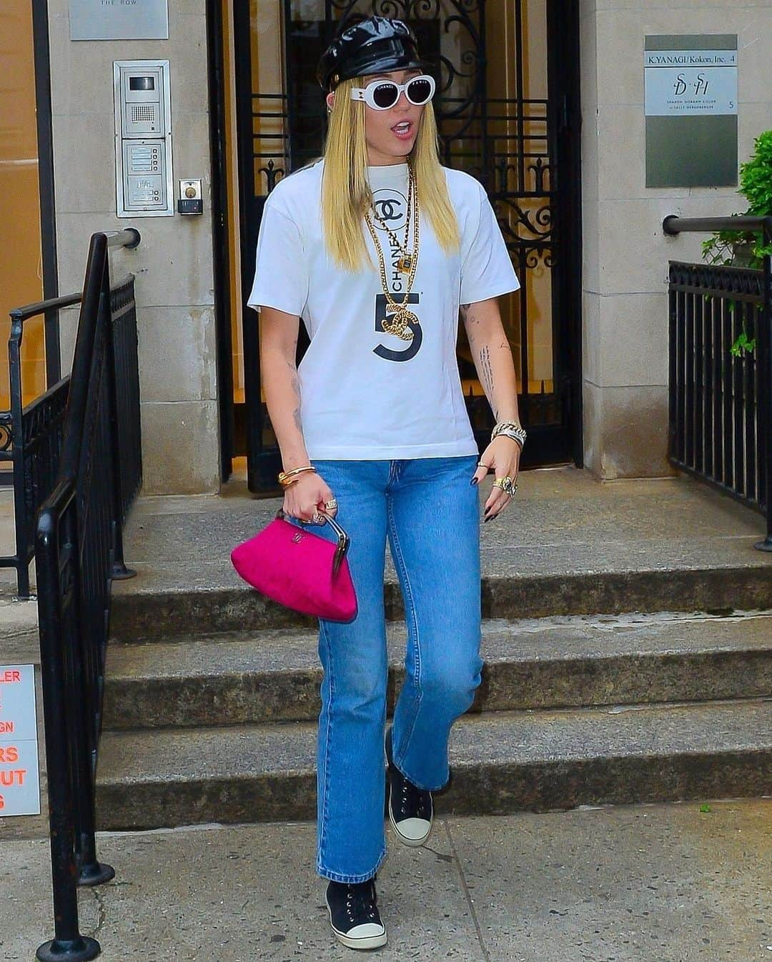 Just Jaredさんのインスタグラム写真 - (Just JaredInstagram)「@mileycyrus rocks some pieces by @chanelofficial as she steps out for the day.  #MileyCyrus Photos: Backgrid」5月10日 9時38分 - justjared