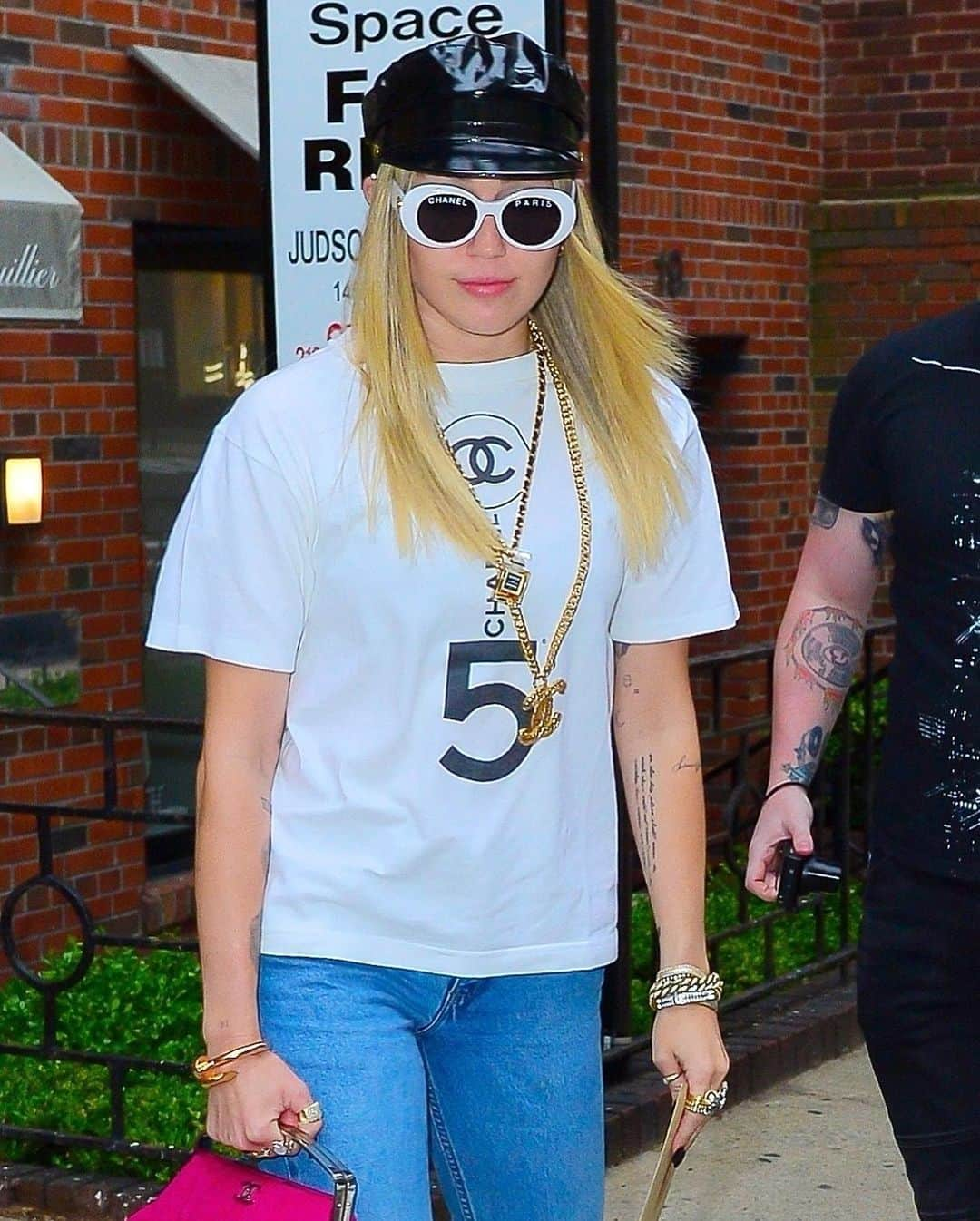 Just Jaredさんのインスタグラム写真 - (Just JaredInstagram)「@mileycyrus rocks some pieces by @chanelofficial as she steps out for the day.  #MileyCyrus Photos: Backgrid」5月10日 9時38分 - justjared