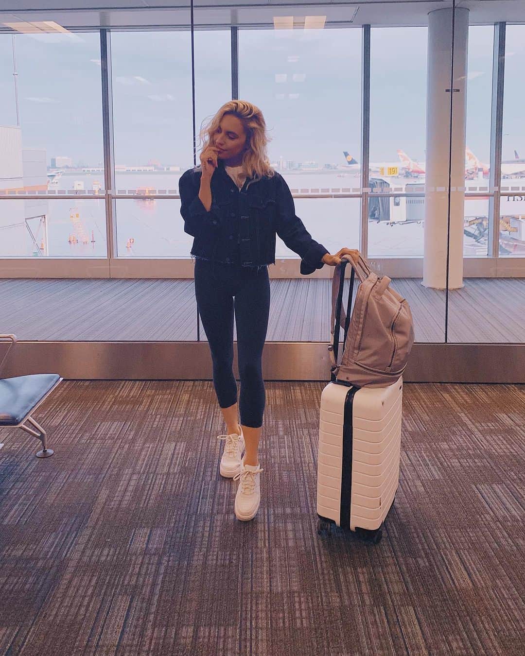 のインスタグラム：「be right back 🛫 continuing my Vegas visit streak having never gambled a day in my life」