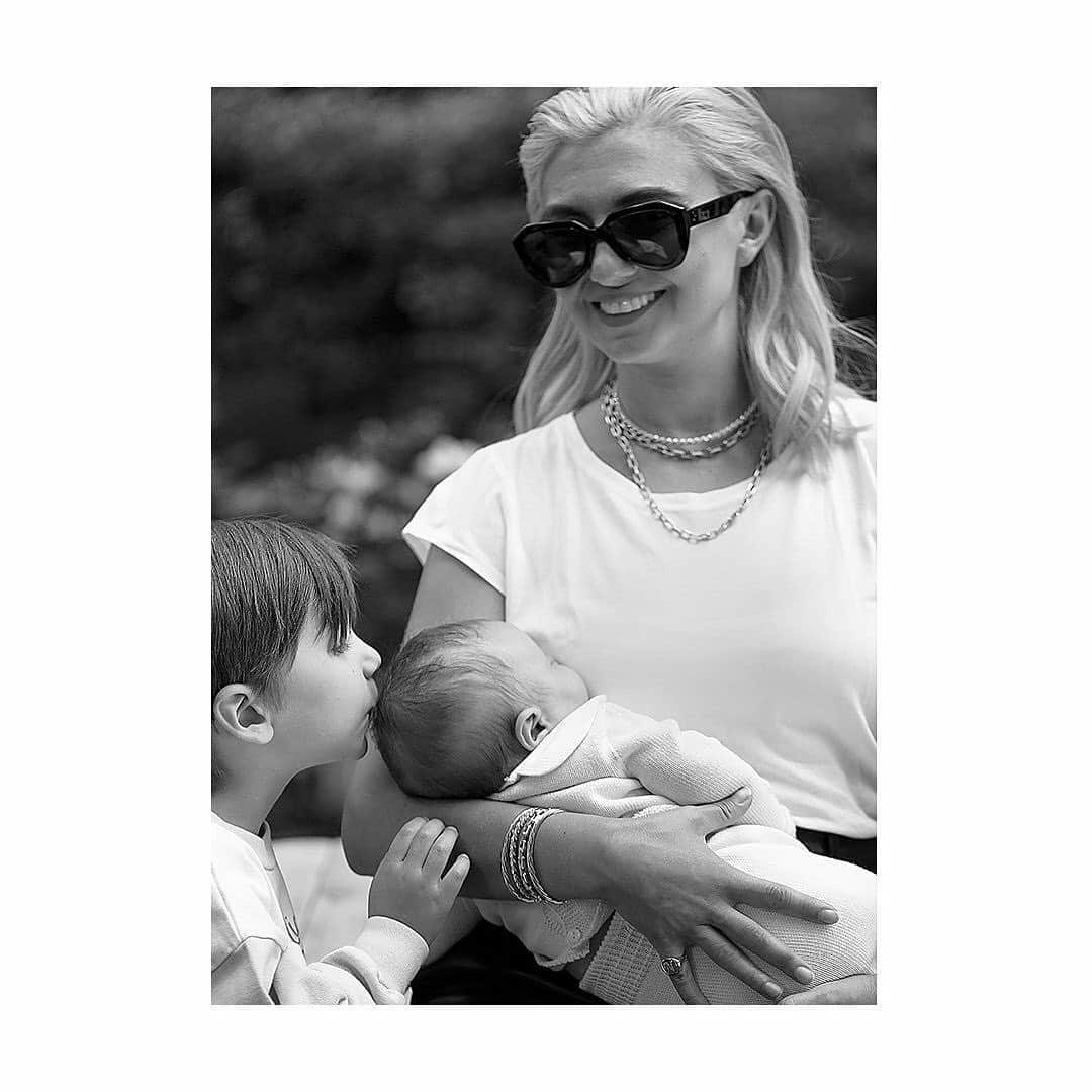 デビッドヤーマンのインスタグラム：「“Our kids are little for such a short period of time that we just want to do everything with them,” says modern mom @naseebs, co-founder of @thetot. “Time is the most incredible asset.” • Read her interview with @thecut on how #momlife changed her closet, her advice to new mothers and what she wants to teach her kids about style via our bio link. • #DavidYurman #MothersDay #MothersDayGifts」