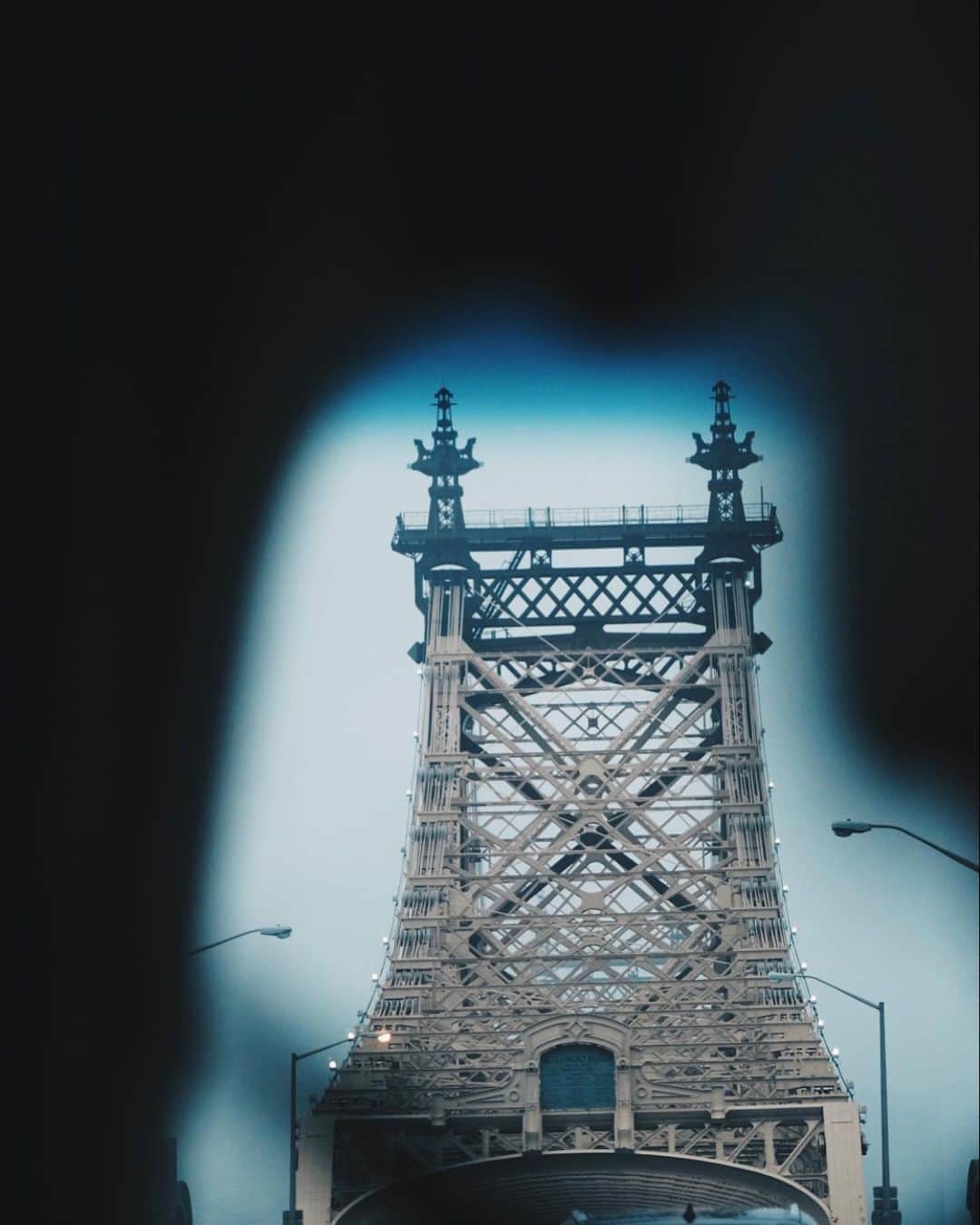 ゴッドフリー・ガオさんのインスタグラム写真 - (ゴッドフリー・ガオInstagram)「Under his eye 👁 #NYC #24105mm #photography #architecture #gmasterlens #hudsonyardsvessel #worldtradecenter #queensborobridge」5月10日 9時56分 - godfreygao