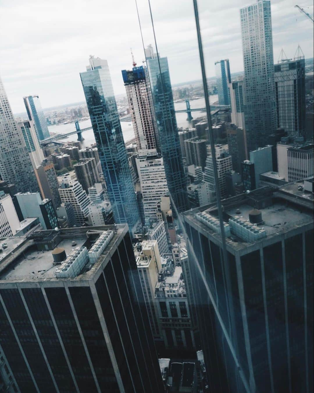 ゴッドフリー・ガオさんのインスタグラム写真 - (ゴッドフリー・ガオInstagram)「Under his eye 👁 #NYC #24105mm #photography #architecture #gmasterlens #hudsonyardsvessel #worldtradecenter #queensborobridge」5月10日 9時56分 - godfreygao