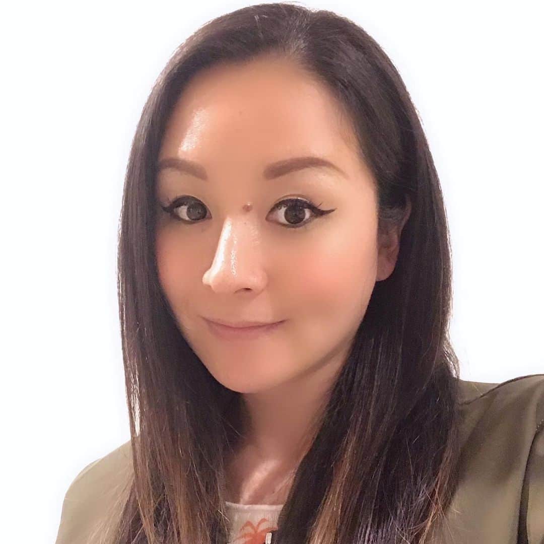 平山美香のインスタグラム：「私が色々な企画やPRしている事もあり、そもそも平山美香って今何やってるの❓ってイメージ持たれてる方もおられるかと思うので、改めて簡単に自己紹介しますね❣️ 私は神戸産まれ神戸育ちで、２０代はＪＪやCLASSYなどで連載ページを約２年半ほど頂き、専属読者モデルをしながらファッション関係のお仕事をメインにしてきました。 ２９歳の時に上京し、親会社である株式会社サンスマイルの元、企画・PRの会社を立ち上げ、サンスマイルの販路先の客層に合わせた量販向けの商品をメインに、１０年近くあらゆる商品企画をしてきました。代表的な商品としては、Pure Smileのエッセンスマスクやアートマスクというドラッグストアやバラエティショップをメインにお取り扱いして頂いているプチプラコスメです。 そして今回は、サンスマイルとしては実は初のWEB商材となる第一弾カフェデプロテインのプロデュースをさせて頂く事になり、約１年程の歳月をかけて企画をし、先日ローンチ出来る迄に至りました。 今後は、出産を機に地元神戸に戻り、子育てをしながら２年前にローンチしたシリンダーボックスフラワーブランド SELFISH CAKEとカフェデプロテインのプロデュース・PRを引き続きしていく予定ですので、皆様お力添えの程 宜しくお願い致します！ 🌹 http://selfishcake.shop-pro.jp/ @selfishcake 🧘‍♂️ https://sunsmile-shop.jp/smp/shopping/lp.php?p=bodyfit_1 @bodyfit_sunsmile  #平山美香  #puresmile #artmask  #カフェデプロテイン #selfishcake」