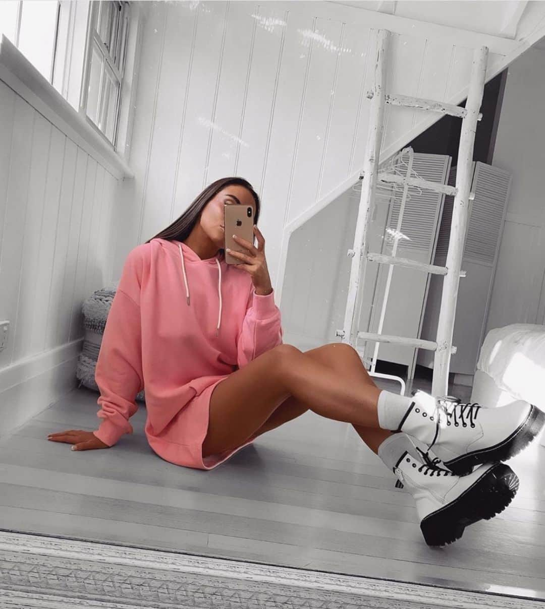 tiger Mistさんのインスタグラム写真 - (tiger MistInstagram)「Pretty in pink 💗 The Beau hoodie / @em.spiliopoulos」5月10日 9時54分 - tigermist