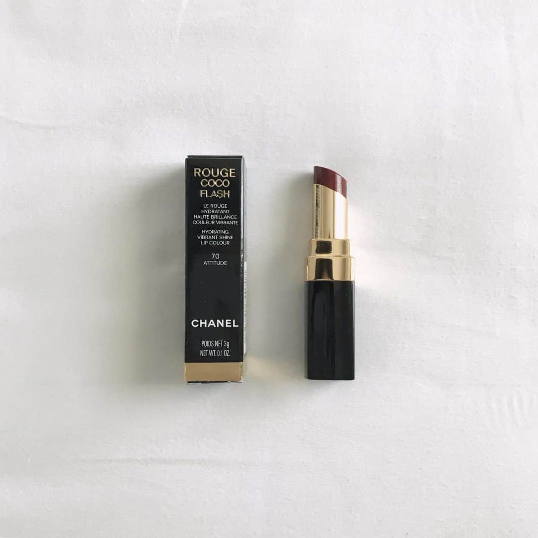 のインスタグラム：「. 久しぶりにリップを購入💄 気になっていたシャネルの新作。以前ルージュココを使った時は唇の皮が剥けて、合わないのかな〜と思っていたけれど、これは大丈夫だった！ 色はおすすめしてもらった70番(人気と言われて後押しされる)普通に塗るとしっかり発色するけれど、ぽんぽん塗れば透明感のある落ち着いた赤色に🍒これからの季節に良さげ◯ 折れる心配がないデザインなのと、見た目もかわいいので他の色も欲しくなる〜。ピンク系が気になるなぁ🍑 . #chanel #ルージュココフラッシュ」