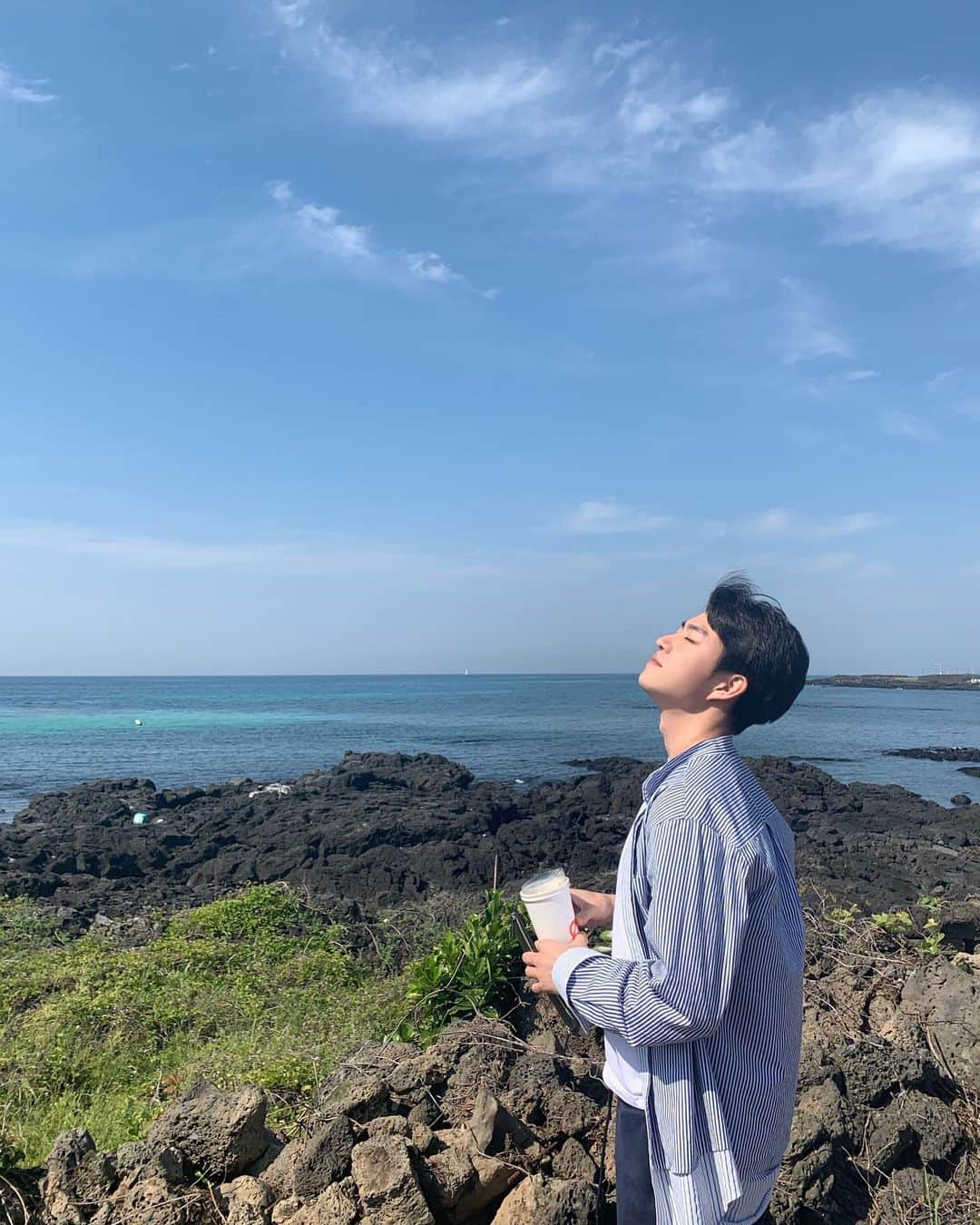 キム・ミニョンさんのインスタグラム写真 - (キム・ミニョンInstagram)「#제주도#카페#공백 💕 바다보니까 너무 좋당!!여기 인생샷스팟 많은데 남편이 사진찍어주다 탈주했어요 .....씌익씌익........진짜찍고싶었던 컷 못찍음...✊담에 또갈거야.... 원피스는 공구 할게용🙋‍♀️아까피드에 문의많이주셔서👍」5月10日 20時45分 - minyoung_aori