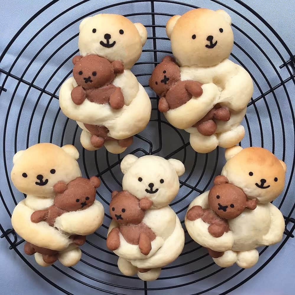 Ranさんのインスタグラム写真 - (RanInstagram)「. . #konelのくまパン  #抱っこくまパン  #抱っこパン . . こぐまちゃんを抱っこしたくまさん🐻💕 . 小さな茶色いこぐまちゃんは、お顔の中にチョコ入り。 大きな白いくまさんは、お顔の中にチーズ入り。 . . . Bear bread 💕🐻💕 . . . #bread #bearbread #kawaiifood #kawaii #japanese #chocolate #cheese #artfood #artbread #手作りパン #パン #くまパン #動物パン #キャラパン #抱っこ #ぬいぐるみ #チョコパン #チーズパン #パン教室 #konel #こーねる」5月10日 20時45分 - konel_bread