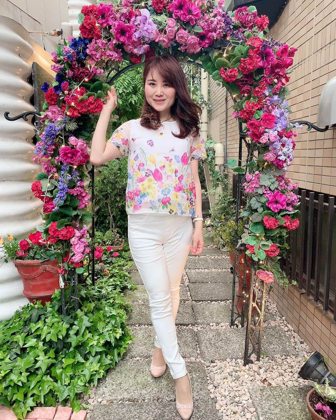 Miku Hirata 平田未来さんのインスタグラム写真 - (Miku Hirata 平田未来Instagram)「こんばんは❤️ 今週は、予想通り、連休明け特有の大変さがありました😂 * 長男は、幼稚園に慣れつつ、4月の緊張感はなくなってきたので、朝は必ずメソメソしていました😂👦 次男も、預ける時は、えーん😹と泣いてしまいましたが、よく遊んでご機嫌でした❣️ * 大人の私だけが、取り残され笑 平日のルーティーンをこなすだけで、 いっぱいいっぱいでした❣️ * さて、 今週日曜日は、#母の日 ですね！ 息子が幼稚園の工作で、似顔絵を描いてくれて、どんだけ似てるのか不安でしたが👹 * 「おかあさん、いつもありがとう」と 棒読みながら伝えてくれたのは感動しました！ いたずらっ子すぎて手に負えない3歳児になっていますが、土日はなるべくたくさん遊びたいです🥰💓 * #お母さんありがとう #感謝の気持ちを込めて  #代官山ラブレー #ラブレー代官山 #代官山ランチ #代官山カフェ #代官山デート #お花スポット #可愛いスポット #花柄コーデ #chesty #チェスティ #ママコーデ #ユニクロ部 #ユニクロ購入品 #白パンツコーデ #男の子ママコーデ #1歳ママ #3歳ママ #いいね返し #いいねした人全員フォローする」5月10日 20時46分 - miku.hirata