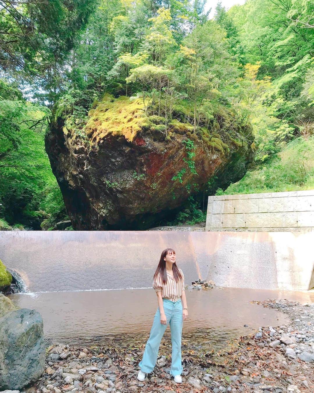 酒井瞳さんのインスタグラム写真 - (酒井瞳Instagram)「東京に戻っても元気にお仕事できるように、朝から美味しい #湧き水 を汲みに行ってきました。冷たくて美味しいかったぁ！大きい岩が #神秘的 すぎてほんともののけの世界だった。 昔はもっと軽快に石渡れてたのにな。。。体がなまってる。(´ｰ｀) 父も母も写真撮るとき手広げるようになってるの可愛いww 左寄ってって言ったら眼鏡外す母謎。笑 そして二人とも寄らないw #宮崎県 #酒井家 #森林浴 #森 #山 #自然 #野生児 #マイナスイオン #癒し」5月10日 19時23分 - s.sakaihitomi