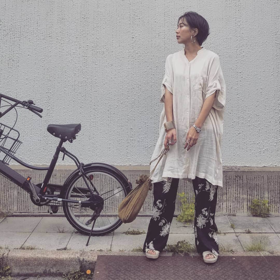 neokazumiのインスタグラム：「﻿ ちょっとまえ発売してた﻿ タックブラウスに﻿ ﻿ 去年のariesのフラワーパンツ﻿ ﻿ お気に入りはずっと🌿﻿ 去年買って下さった皆様、  今年も全然いけます😉 ﻿ #ariesmirage#ariesmirageselect #neokazumi#ootdfashion」