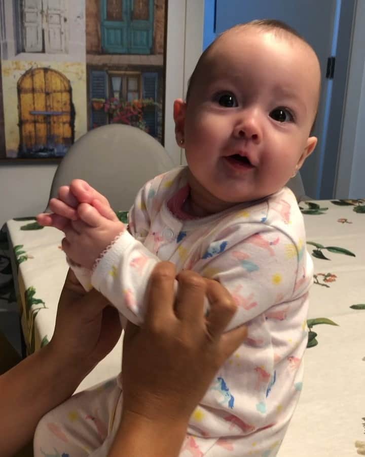 シェイラ・カストロのインスタグラム：「Bom dia com o vídeo mais lindo do mundo com minha Ninna aprendendo a bater palminha. Tem só 6 meses!!! Mas adora ser avançadinha!!! #ninnacvailati #minhacaçulinha #mamaedesafinada」
