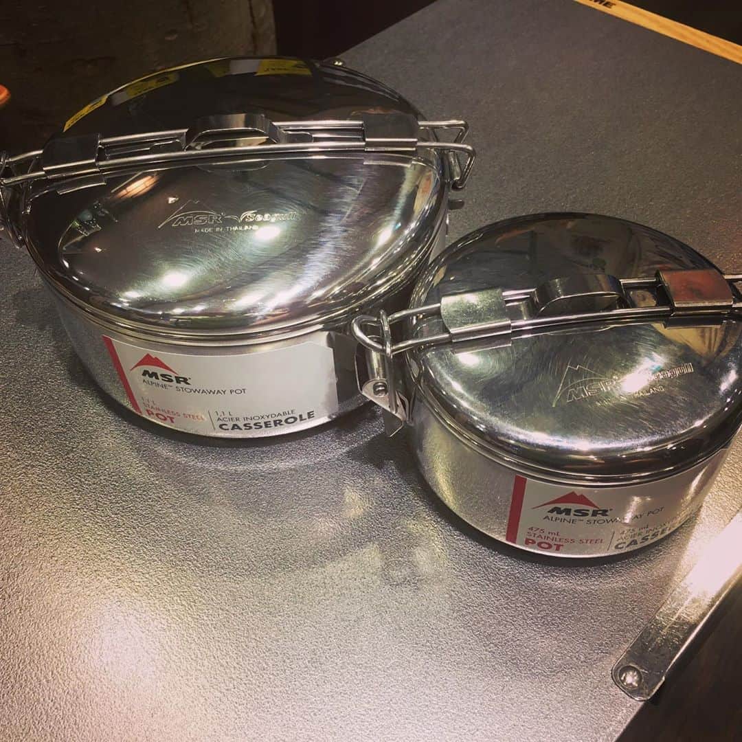 SUNDAY MOUNTAINさんのインスタグラム写真 - (SUNDAY MOUNTAINInstagram)「* 【MSRの便利クッカー】 * MSRのアルパインストアウェイポットはステンレス製の軽量クッカーです。 普段のキッチン使いから、キャンプでの焚き火調理など幅広く使えます。 取っ手によりフタを簡易密閉すれば圧力鍋のように使えるため、カレーやポトフなどもしっかり調理可能！ 山にも持ち運びやすい475ccタイプと、2〜3人用のカレーを作るのに適した1.1Lタイプが在庫あり。 ぜひ店頭にてご確認ください〜！ … ■価格 475cc : ¥2,600+tax 1.1L : ¥3,200+tax * * SUNDAY MOUNTAIN ■ 本店 福井県坂井市春江町針原20-1-1 11:00～19:00(水曜定休) TEL 0776-63-6589 ■ BASE CAMP店 福井県坂井市春江町針原21-49-7 K.TENANT-B 11:00～19:00(火,水曜定休) TEL 0776-97-8848 ■オンラインショップ http://campanela.jp/webshop.html * * #sundaymountain #camp #hiking #trekking #サンデーマウンテン #アウトドア #アウトドアショップ #アウトドアファッション #キャンプ #キャンプギア #ハイキング #トレッキング #登山 #山道具 #MSR #アルパインストアウェイポット」5月10日 19時18分 - sundaymountain