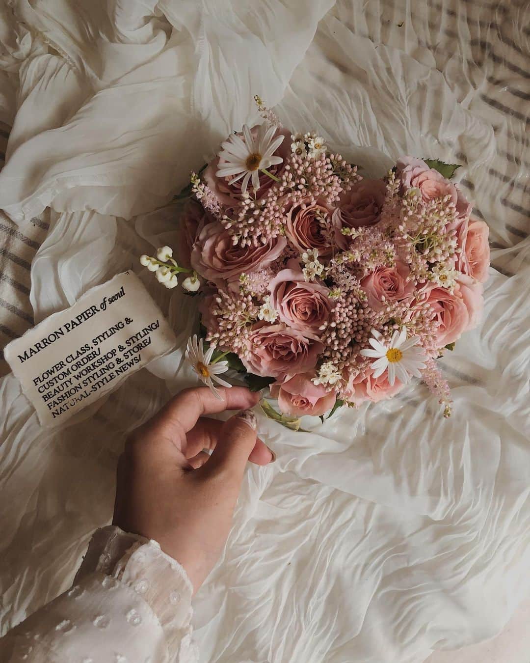 目見田早弥子のインスタグラム：「| flower lesson𓆸  前回のマロンでのレッスンは ハート型のアレンジメントでした。 バラで全体の形を表現しつつ ライスフラワーやアスチルベでふわっと空気感を作り、 アクセントにマーガレット、スズランなどを𓈒𓂂 最後にアイビーとバラの葉で周りを囲んで完成⚐ とっても上品で愛らしいアレンジメントでした💐 ドライも良いけどやっぱり生花は フレッシュなパワーを感じるのでとっても好き🌼  アイビー、母校を思い出し懐かしい気持ちになりました💭 青く生い茂る季節ですね🌿」