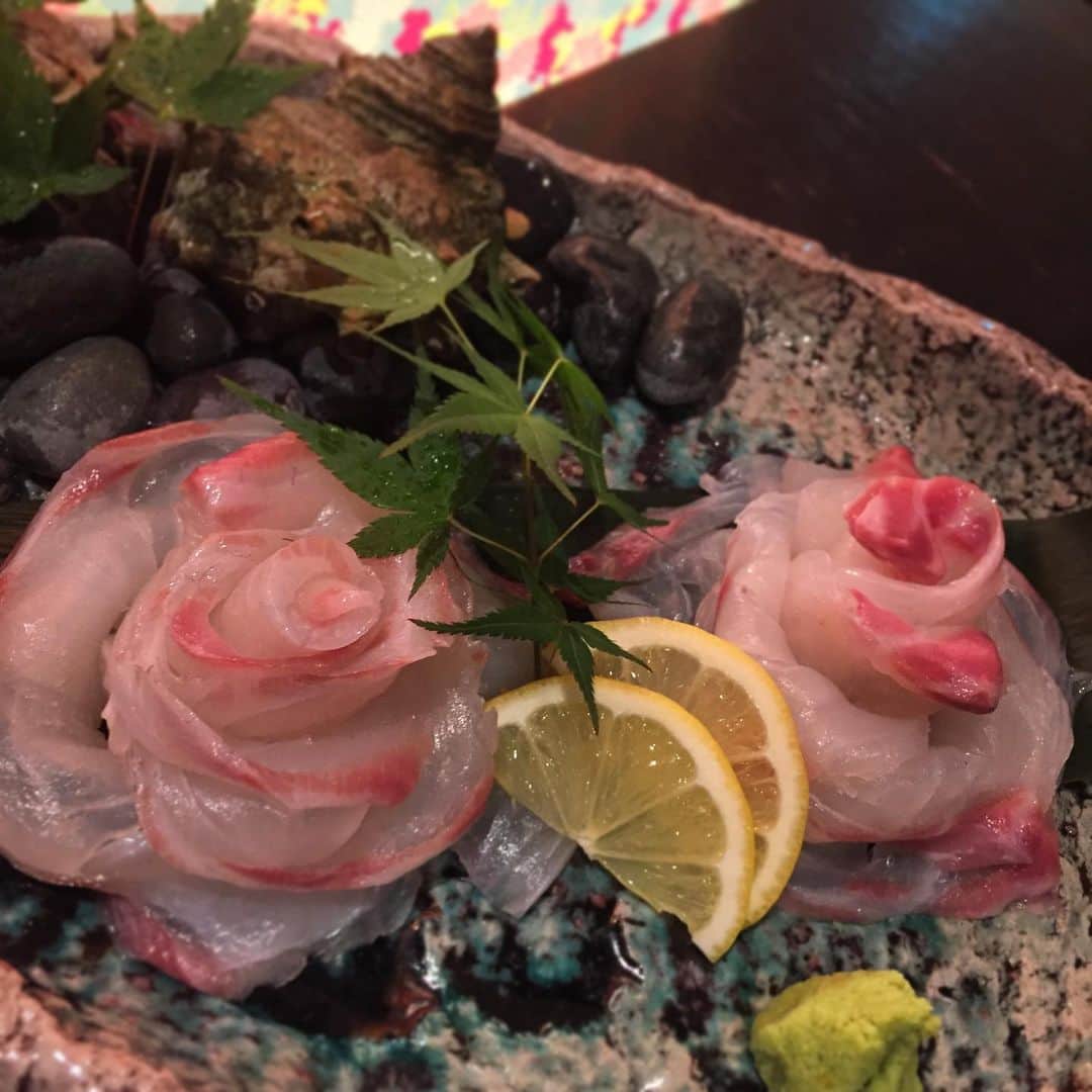 のインスタグラム：「名物！鯛の花椿盛り！ 盛り付けには毎回こだわってます！ #イーマ#花椿#個室#梅田#和食#北新地#instagood #instafood #photooftheday #osaka #お造り#日本酒#日本酒女子#肉#魚#大阪#阪神百貨店#女子会#宴会」