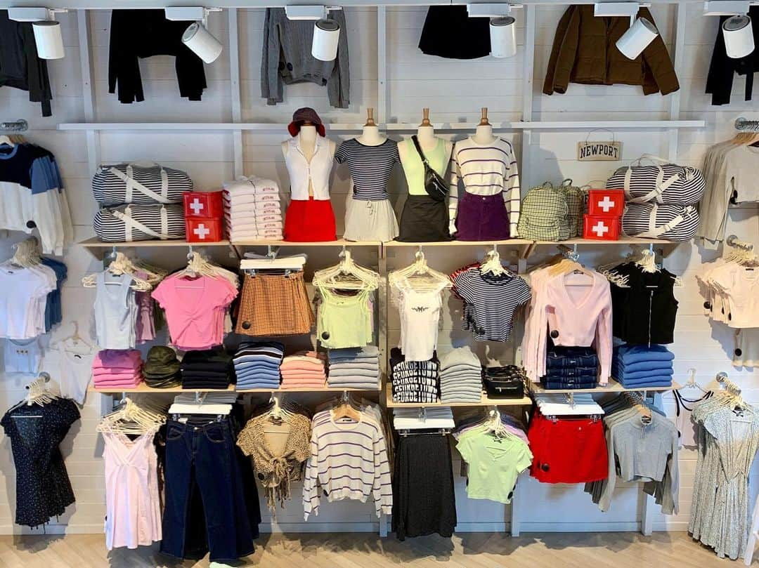 Brandy Melville Europeさんのインスタグラム写真 - (Brandy Melville EuropeInstagram)「⁩Hi girls, listen up! Per begin June we are looking for a (assistant)store manager and key holder for our #Antwerp location. Send your CV, motivational letter, availabilty and profile picture to jobs(at)brandymelville.eu 💌 #BrandyMelville #BrandyMelvilleEU」5月10日 19時32分 - brandymelvilleeu