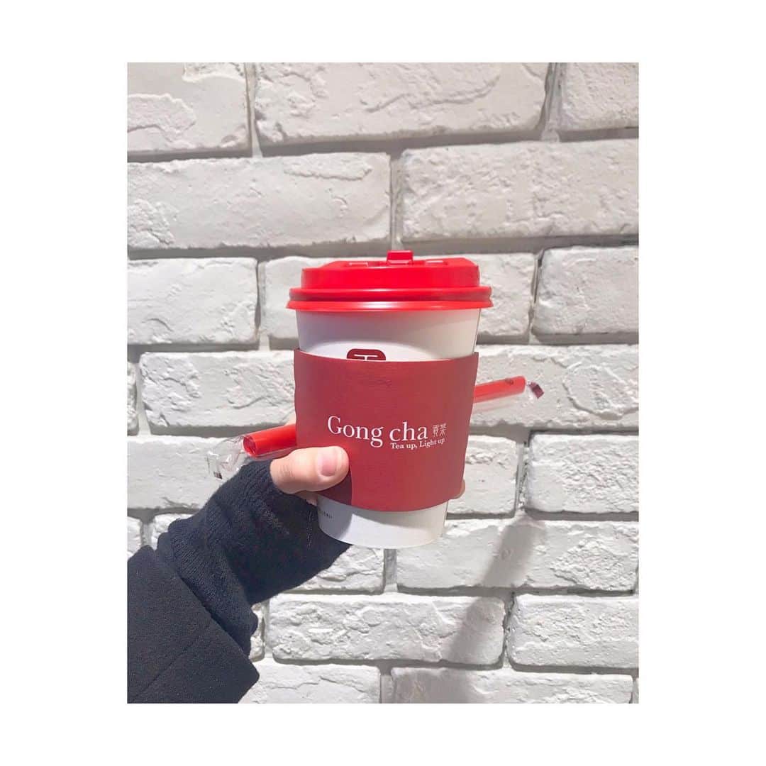 森脇加奈子のインスタグラム：「みんな大好きゴンチャ。🥤 スタンダードに烏龍ミルクティが好みです。 ちなみにあったかい方が好き、猫舌だけど！ #gongcha」