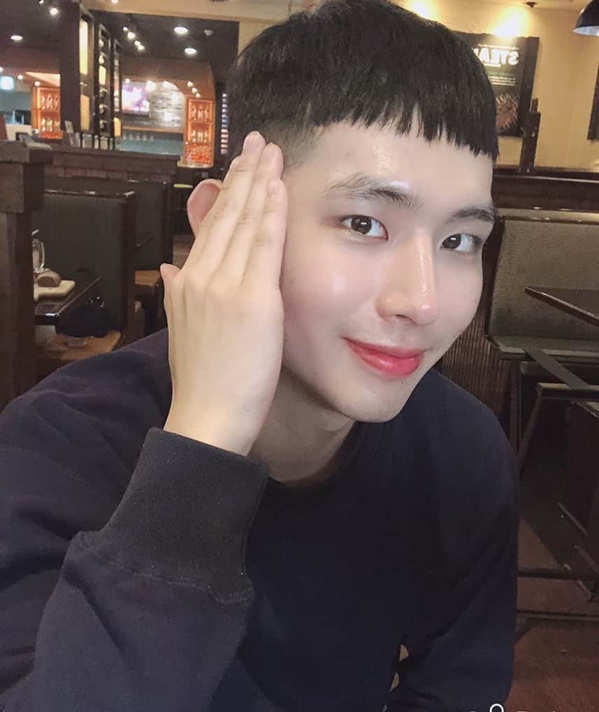 チ・ユンホのインスタグラム：「쑥스럽네요.」