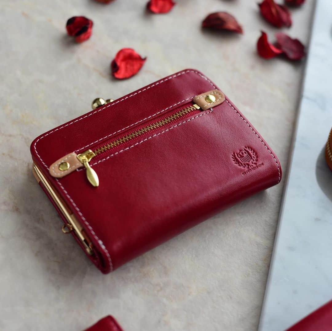 e-monoのインスタグラム：「コンパクトで便利ながま口👛 商品ページはこの組み合わせが選ばれた状態でご覧頂けます😊  #カスタムオーダー #パターンオーダー #イージーオーダー #財布 #がま口財布 #折りたたみ財布 #二つ折り財布 #emono #イーモノ #誕生日プレゼント #emonocustom」