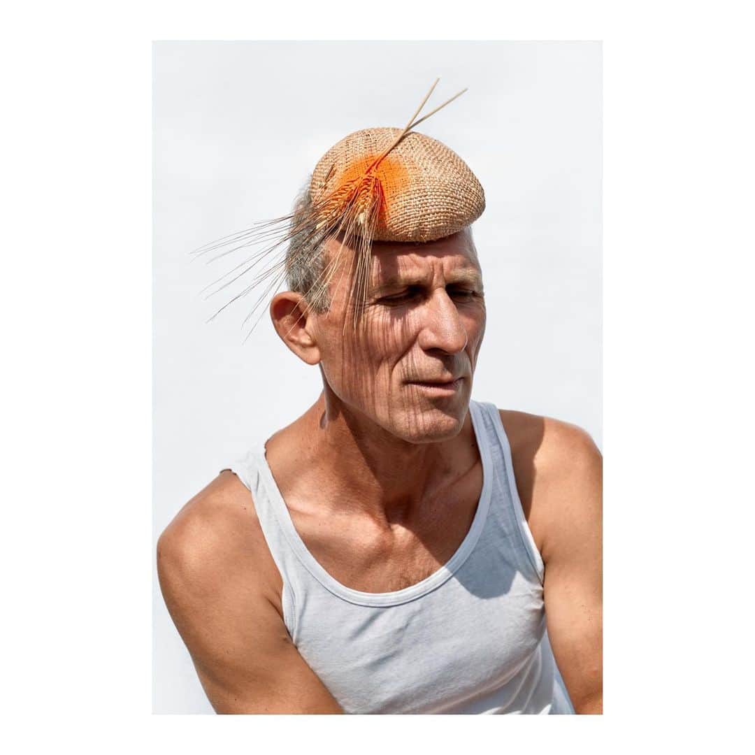 のインスタグラム：「Mühlbauer | #ss19collection ▪️»HAT WITH EAR«  These pieces are for #elegant summer occasions. The decoration of the #hats - #earsofcorn - refers to the collection theme #sweat , dedicated to the headwear of the manual laborer .  #unisexfashion #mariaziegelboeck #vienna 📷 @maria___ziegelboeck」