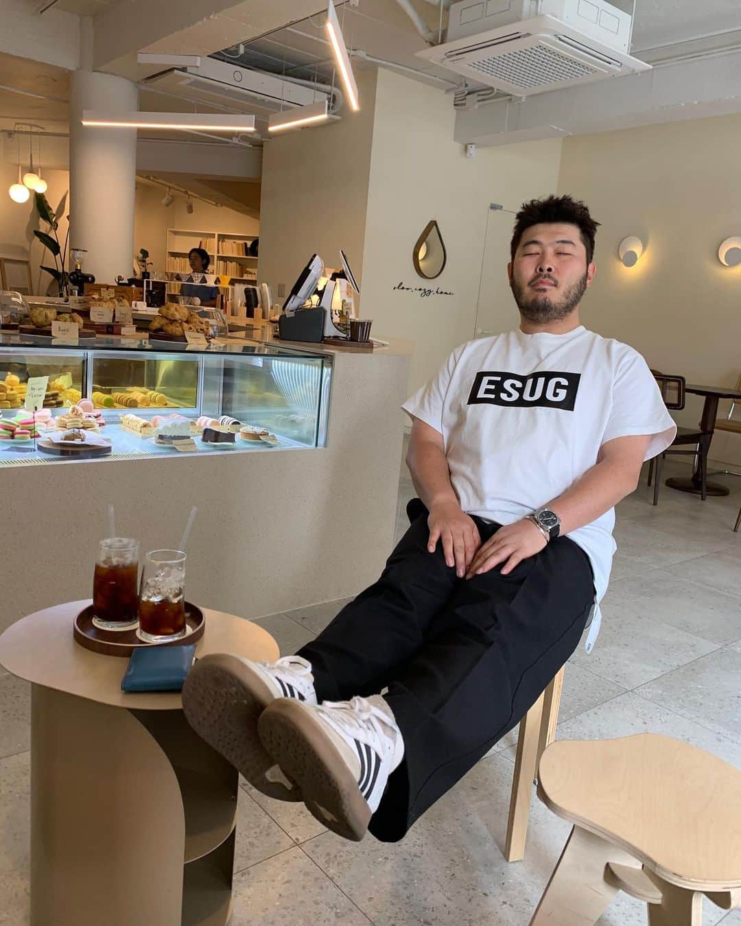 キム・ギバンのインスタグラム：「. 다리 길어보이고, 얼굴 작아보이고, 배가 덜 나와보이게 찍어줘서 고마워요.. @tingkerhee 님.. . #카페데이트  #스스로가부끄러워서눈을뜰수가없었음」