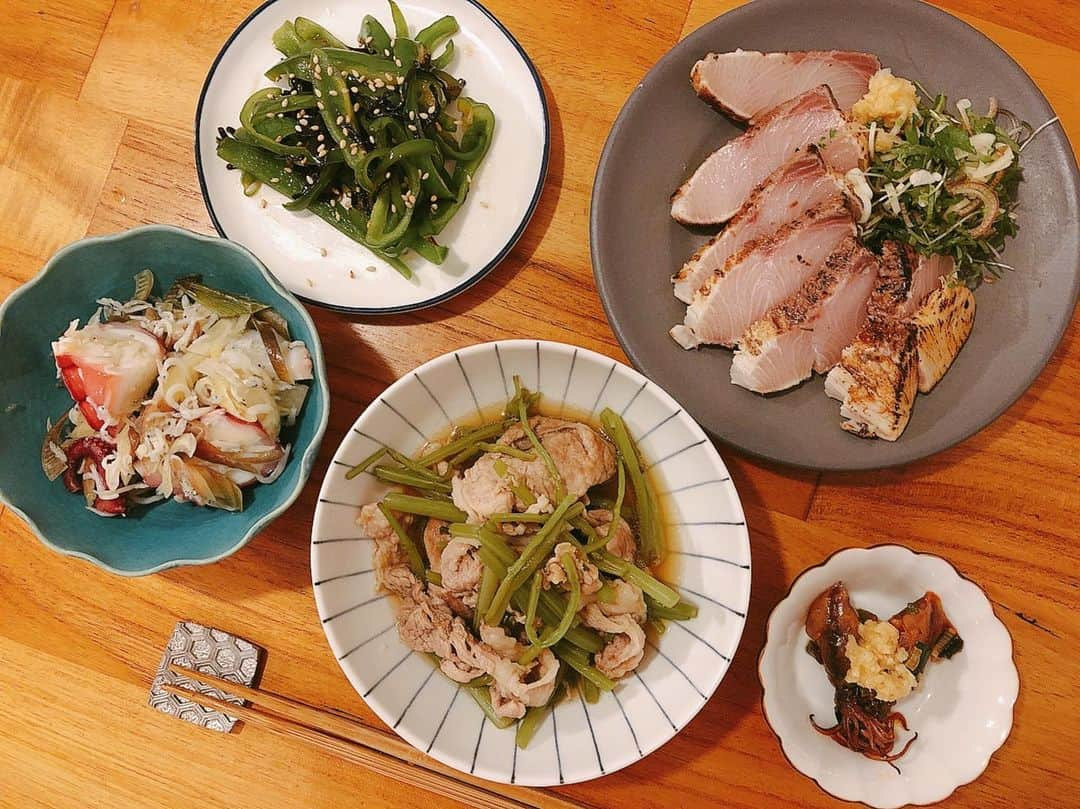 菅原沙樹さんのインスタグラム写真 - (菅原沙樹Instagram)「昨日の晩ご飯👩🏻‍🍳 さきみんが新潟で採ってきてくれた山菜のカタハ(新潟ではミズって言うらしい)と豚肉の煮物、 近江町市場で買ったブリのたたき、 ホタルイカのピリ辛炒め、 タコとみょうがのシラス和え、 ピーマンの塩昆布炒め。 日本酒飲みたくなるのをグッと堪え、昨日はさすがに休肝日しました🙄 #トーキョー嫁ご飯 #トーキョー家族ご飯」5月10日 19時38分 - saki313apo