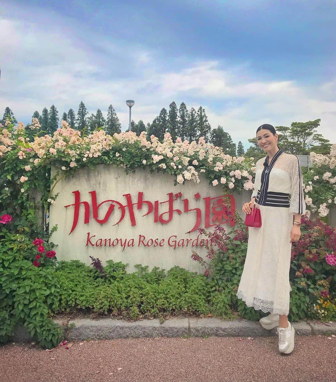 アンミカさんのインスタグラム写真 - (アンミカInstagram)「鹿児島の【かのや バラ園】へ🌹 ここは日本最大級のバラ園で、3万5千株ものバラが植えられています🌹✨ "春のバラ祭り"が開催中で、今日は見事な満開の日🌹✨歩くとそれぞれのバラの香りが風に運ばれてきて、贅沢な芳香浴を楽しみましたよ☺️💞 表情と個性あるバラ🌹達に囲まれて、とても幸せな気持ちになった一日でした❤️ 。 。 #とても珍しいお色のバラに惹かれて近づいてみると... #美智子さまが皇太子妃の時にイギリスのロイヤルガーデンの育種家から贈られたバラでした🌹 #オレンジが和の雰囲気漂い品格ある優雅な花姿 #少し歩くと可愛らしテディベアーというバラが🐻 #どこにいても旦那様との繋がりを求めてしまう私❤️ #鹿児島に到着してすぐに地震が来て少し驚きましたが宮崎の皆様大丈夫でしょうか？ #明日は5時半から6時15分までTBSサタデージャーナルに出演 #19時から21時はフジテレビ99人の壁に出演します」5月10日 19時39分 - ahnmikaofficial