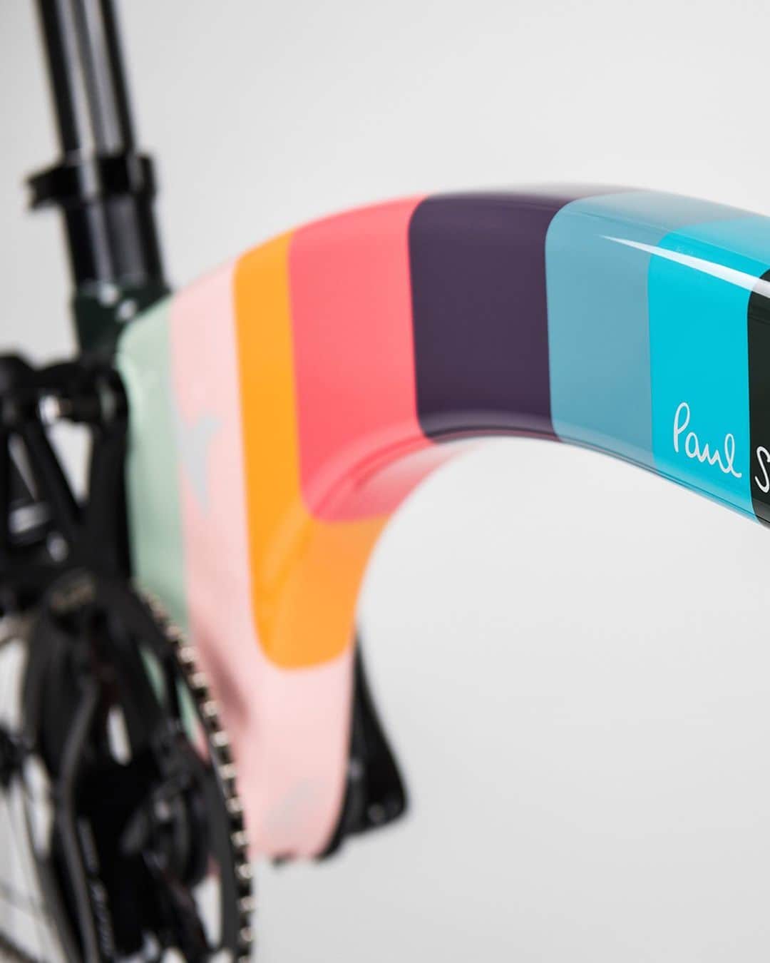 ポールスミスさんのインスタグラム写真 - (ポールスミスInstagram)「The world’s lightest foldable bike is given a #PaulSmith makeover for this exclusive cycling collaboration with @hummingbird_bike.  #Cycling #commuterbike #colour #bike #engineering」5月10日 19時49分 - paulsmithdesign