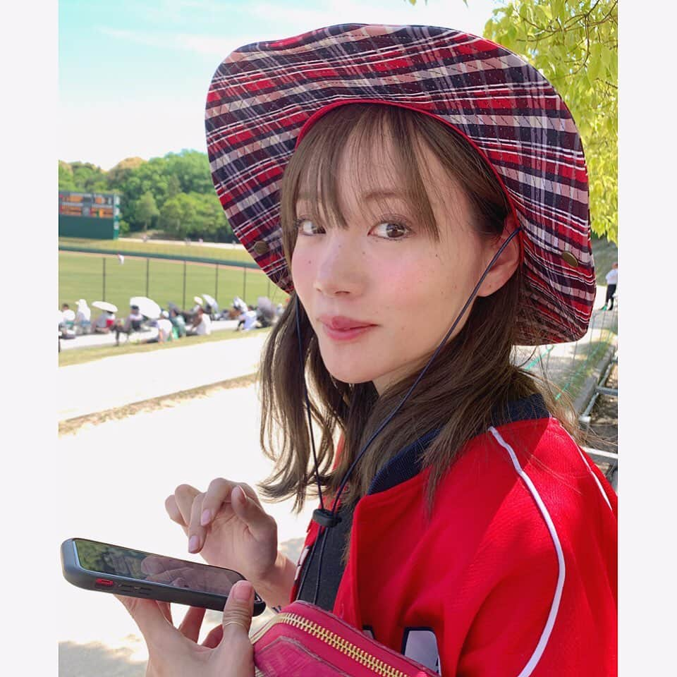 古田ちさこさんのインスタグラム写真 - (古田ちさこInstagram)「🌳🍧☀️ カープ女子仲間と由宇へ！ 去年行けてないので久しぶり…😍 今年のキャンプはファーム中心だったのですが、気になっていた若手選手達が試合に出て頑張っている姿を見られて嬉しかったです✨ 岡ちゃんこと岡田明丈投手が由宇でキャッチボールする貴重な姿も見られました⚾️ ファンサービスもしっかりされていて、練習風景しかり普段一軍の試合を観てるだけではわからない部分を沢山見ることができました✨ 自然豊かで天気も良くて仲間2人がまた面白くて、楽しい楽しい遠足でした♡ なかなか行きづらい場所なのですが次はそんなに日を空けずに行きたいな〜 試合はホークスとの対戦で9-6で勝ったよ❣️こいほー🎏 ・ #ハットもカープだよ#お母さんの借りてきた #由宇#由宇球場#由宇練習場#ひろしまにあ #広島東洋カープ#広島カープ#カープ女子 #カープ二軍#抹茶かき氷#美味しかった#くしゃみ連発#いい加減にしてってレベルで連発#眩しい季節です」5月10日 19時45分 - chisakofuruta