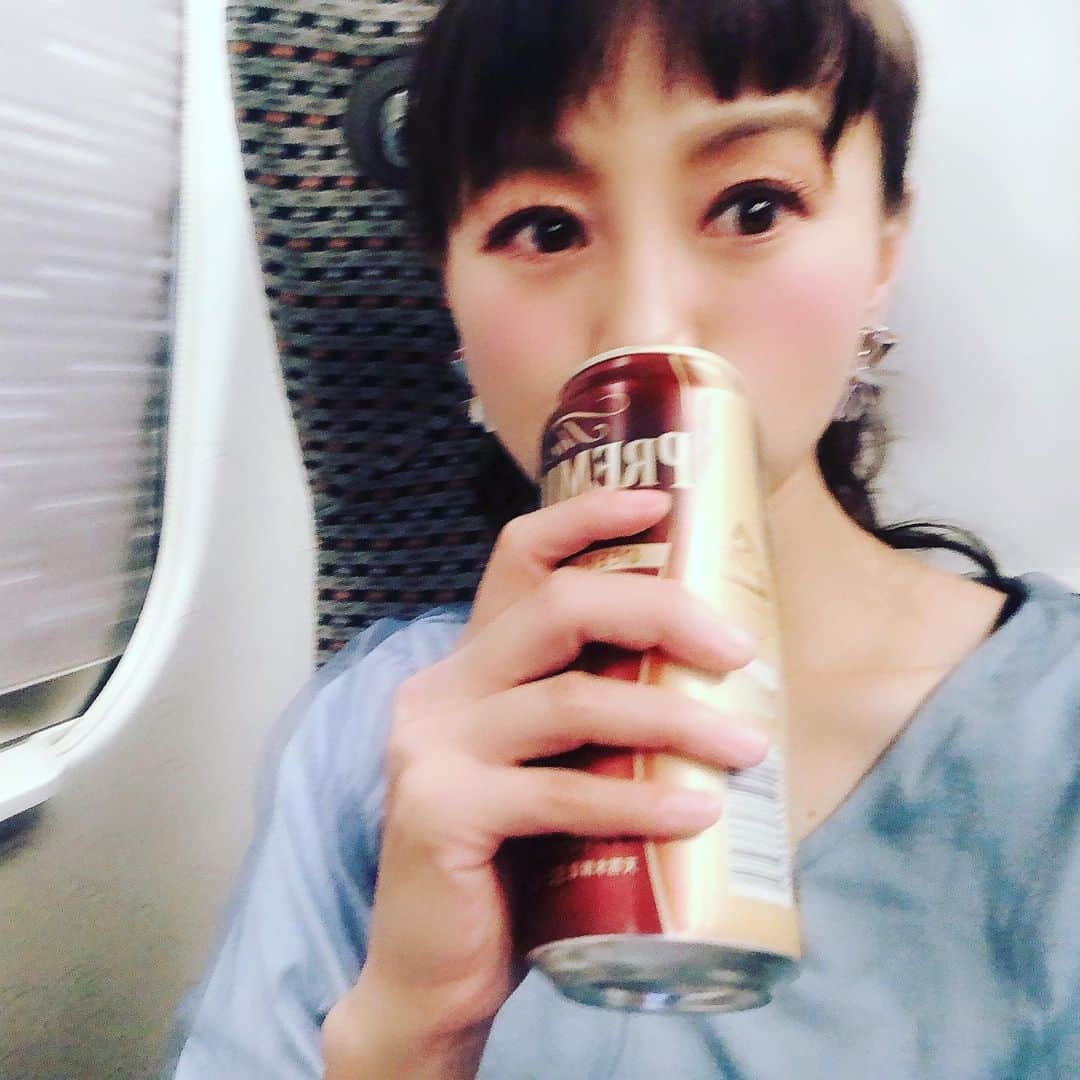 福島和可菜さんのインスタグラム写真 - (福島和可菜Instagram)「(*˘︶˘*) #この音 #たまらん #プシュ #もちろん #一人酒 #ytv #そこまで言って委員会NP #の #収録が終わりまして #大阪 #東京 #新幹線 #やはり  #快適な新幹線の旅 #いつでも #楽しむ気持ちを忘れない #乾杯 #beer #お弁当2つ #まいせん #カツサンド #なだ万 #お弁当 #プレモル #一番搾り #あとは #車内販売 #至福の時間  #🍺」5月10日 19時46分 - fukushimawakana