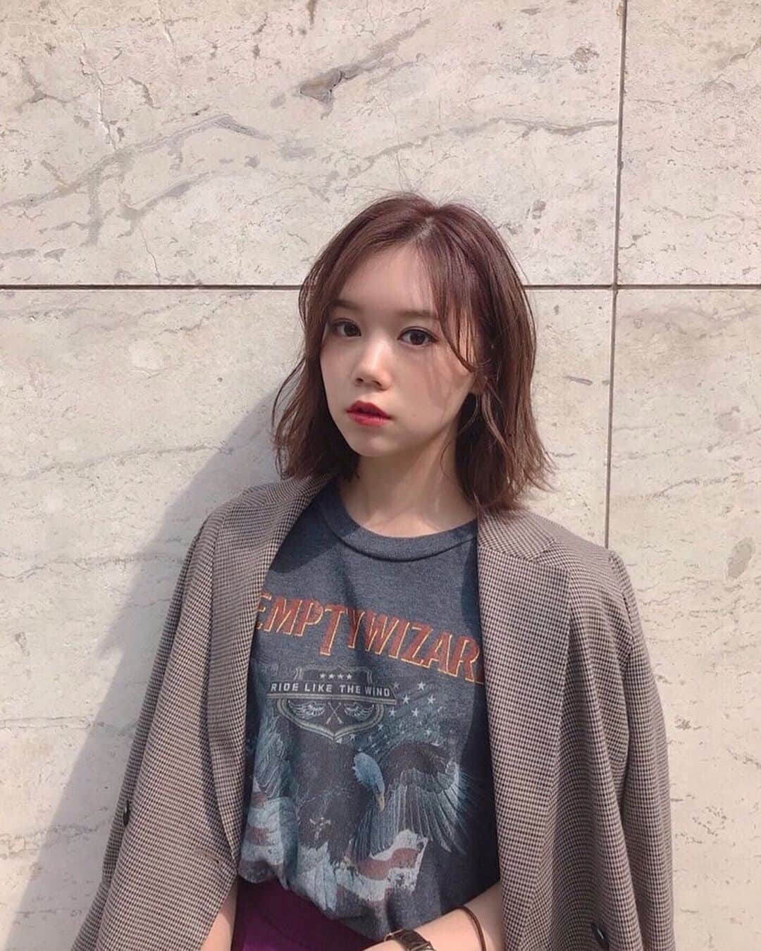 千田麻実のインスタグラム：「SHIMA 青山店さんにて。⠀ 肩につくかつかないか、くらいにプツンとカットしてもらってきました。ほんの少しのレイヤー入ってます。⠀ 色は透明感たっっぷりパープル🍇🍇⠀ お願いすると毎回期待以上すぎて嬉しいのです。⠀ ⠀ @risa_atami さんいつもありがとうございます^ ^⠀ ⠀ ⠀ #shima #hair #haircolor #bobhair #hairchange #ボブ #ヘアチェンジ #オリーブカラー #ケアカラー #透明感カラー #色素薄め #透明感 #ダブルケアカラー #ボブヘアー」