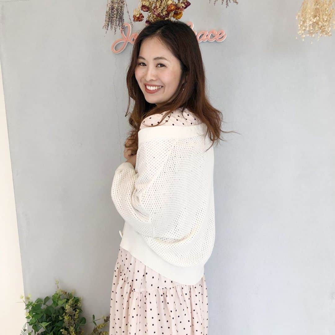 manamisotayutaさんのインスタグラム写真 - (manamisotayutaInstagram)「今日は @feerichelu  さんと一緒にお昼過ぎからライブ配信させていただきました💗  開始時間が遅れてすみません😭🙏 慣れないライブみていただき本当にありがとうございます😭🙏✨ 今後定期的にライブ配信していきます✨ 新作アイテムたくさん紹介しますー❤️ ぜひ見ていただけたら嬉しいなぁ💗 質問やご要望あればDMやコメントにお願いします💗  ストーリーズから今日のライブ配信見れます💗  今日はプレスルームで新作も見せていただいたよ💗 @inoyuu07  ちゃんと#双子コーデ した#ドットワンピース は @joliechambre  のだよー❤︎ ドットにティアードがかわいい❤︎ ポンポンがかわいいバッグはライブ配信でも紹介した #feerichelu  の💗 これほんとかわいい❤︎❤︎ pic3.4 の#joliechambre の網バッグもかわいい❤︎ pic8.9 のカーディガンは @mimitoujours  のだよ❤︎ @joint_space  からぜひcheckしてみてね❤️ たくさんのお友達にも会えて嬉しかったなぁ♪ ＊ ＊  #リンクコーデ#ワンピース #mimitoujours#mimitoujours_style #展示会 #ママコーデ#オトナ女子#大人女子コーデ#アラサーコーデ #アラフォーコーデ #cordinate#プチプラコーデ#code#locari#ponte_fashion」5月10日 19時48分 - manamisotayuta