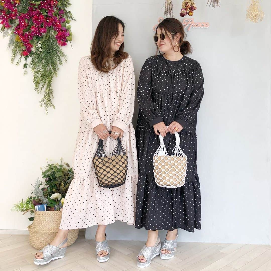 manamisotayutaさんのインスタグラム写真 - (manamisotayutaInstagram)「今日は @feerichelu  さんと一緒にお昼過ぎからライブ配信させていただきました💗  開始時間が遅れてすみません😭🙏 慣れないライブみていただき本当にありがとうございます😭🙏✨ 今後定期的にライブ配信していきます✨ 新作アイテムたくさん紹介しますー❤️ ぜひ見ていただけたら嬉しいなぁ💗 質問やご要望あればDMやコメントにお願いします💗  ストーリーズから今日のライブ配信見れます💗  今日はプレスルームで新作も見せていただいたよ💗 @inoyuu07  ちゃんと#双子コーデ した#ドットワンピース は @joliechambre  のだよー❤︎ ドットにティアードがかわいい❤︎ ポンポンがかわいいバッグはライブ配信でも紹介した #feerichelu  の💗 これほんとかわいい❤︎❤︎ pic3.4 の#joliechambre の網バッグもかわいい❤︎ pic8.9 のカーディガンは @mimitoujours  のだよ❤︎ @joint_space  からぜひcheckしてみてね❤️ たくさんのお友達にも会えて嬉しかったなぁ♪ ＊ ＊  #リンクコーデ#ワンピース #mimitoujours#mimitoujours_style #展示会 #ママコーデ#オトナ女子#大人女子コーデ#アラサーコーデ #アラフォーコーデ #cordinate#プチプラコーデ#code#locari#ponte_fashion」5月10日 19時48分 - manamisotayuta