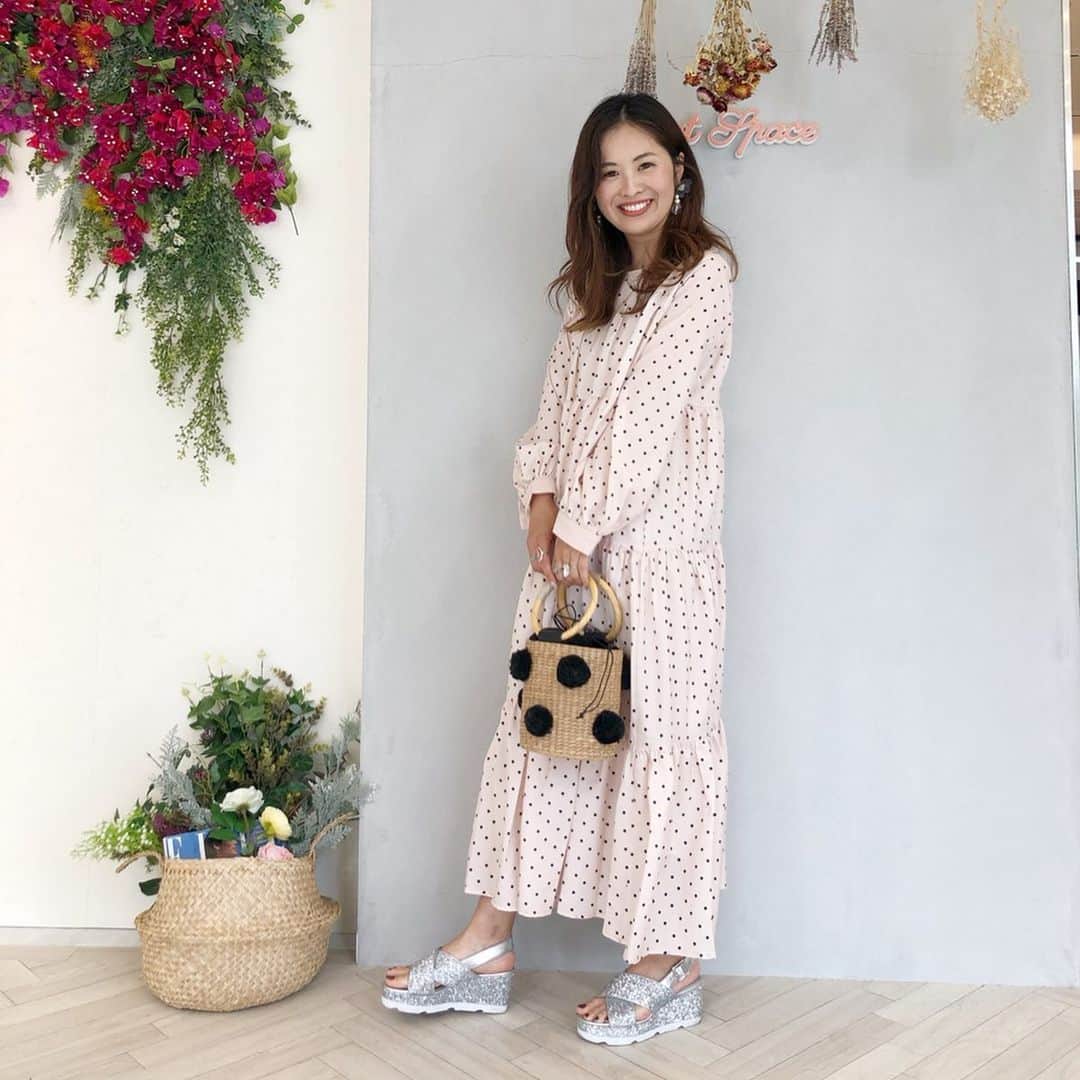 manamisotayutaさんのインスタグラム写真 - (manamisotayutaInstagram)「今日は @feerichelu  さんと一緒にお昼過ぎからライブ配信させていただきました💗  開始時間が遅れてすみません😭🙏 慣れないライブみていただき本当にありがとうございます😭🙏✨ 今後定期的にライブ配信していきます✨ 新作アイテムたくさん紹介しますー❤️ ぜひ見ていただけたら嬉しいなぁ💗 質問やご要望あればDMやコメントにお願いします💗  ストーリーズから今日のライブ配信見れます💗  今日はプレスルームで新作も見せていただいたよ💗 @inoyuu07  ちゃんと#双子コーデ した#ドットワンピース は @joliechambre  のだよー❤︎ ドットにティアードがかわいい❤︎ ポンポンがかわいいバッグはライブ配信でも紹介した #feerichelu  の💗 これほんとかわいい❤︎❤︎ pic3.4 の#joliechambre の網バッグもかわいい❤︎ pic8.9 のカーディガンは @mimitoujours  のだよ❤︎ @joint_space  からぜひcheckしてみてね❤️ たくさんのお友達にも会えて嬉しかったなぁ♪ ＊ ＊  #リンクコーデ#ワンピース #mimitoujours#mimitoujours_style #展示会 #ママコーデ#オトナ女子#大人女子コーデ#アラサーコーデ #アラフォーコーデ #cordinate#プチプラコーデ#code#locari#ponte_fashion」5月10日 19時48分 - manamisotayuta
