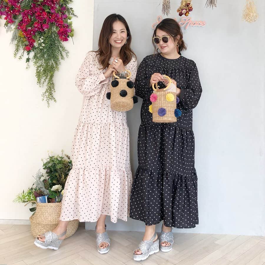 manamisotayutaさんのインスタグラム写真 - (manamisotayutaInstagram)「今日は @feerichelu  さんと一緒にお昼過ぎからライブ配信させていただきました💗  開始時間が遅れてすみません😭🙏 慣れないライブみていただき本当にありがとうございます😭🙏✨ 今後定期的にライブ配信していきます✨ 新作アイテムたくさん紹介しますー❤️ ぜひ見ていただけたら嬉しいなぁ💗 質問やご要望あればDMやコメントにお願いします💗  ストーリーズから今日のライブ配信見れます💗  今日はプレスルームで新作も見せていただいたよ💗 @inoyuu07  ちゃんと#双子コーデ した#ドットワンピース は @joliechambre  のだよー❤︎ ドットにティアードがかわいい❤︎ ポンポンがかわいいバッグはライブ配信でも紹介した #feerichelu  の💗 これほんとかわいい❤︎❤︎ pic3.4 の#joliechambre の網バッグもかわいい❤︎ pic8.9 のカーディガンは @mimitoujours  のだよ❤︎ @joint_space  からぜひcheckしてみてね❤️ たくさんのお友達にも会えて嬉しかったなぁ♪ ＊ ＊  #リンクコーデ#ワンピース #mimitoujours#mimitoujours_style #展示会 #ママコーデ#オトナ女子#大人女子コーデ#アラサーコーデ #アラフォーコーデ #cordinate#プチプラコーデ#code#locari#ponte_fashion」5月10日 19時48分 - manamisotayuta