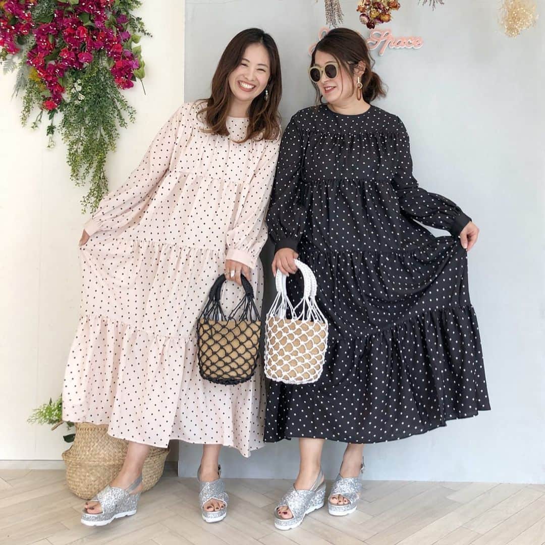 manamisotayutaさんのインスタグラム写真 - (manamisotayutaInstagram)「今日は @feerichelu  さんと一緒にお昼過ぎからライブ配信させていただきました💗  開始時間が遅れてすみません😭🙏 慣れないライブみていただき本当にありがとうございます😭🙏✨ 今後定期的にライブ配信していきます✨ 新作アイテムたくさん紹介しますー❤️ ぜひ見ていただけたら嬉しいなぁ💗 質問やご要望あればDMやコメントにお願いします💗  ストーリーズから今日のライブ配信見れます💗  今日はプレスルームで新作も見せていただいたよ💗 @inoyuu07  ちゃんと#双子コーデ した#ドットワンピース は @joliechambre  のだよー❤︎ ドットにティアードがかわいい❤︎ ポンポンがかわいいバッグはライブ配信でも紹介した #feerichelu  の💗 これほんとかわいい❤︎❤︎ pic3.4 の#joliechambre の網バッグもかわいい❤︎ pic8.9 のカーディガンは @mimitoujours  のだよ❤︎ @joint_space  からぜひcheckしてみてね❤️ たくさんのお友達にも会えて嬉しかったなぁ♪ ＊ ＊  #リンクコーデ#ワンピース #mimitoujours#mimitoujours_style #展示会 #ママコーデ#オトナ女子#大人女子コーデ#アラサーコーデ #アラフォーコーデ #cordinate#プチプラコーデ#code#locari#ponte_fashion」5月10日 19時48分 - manamisotayuta
